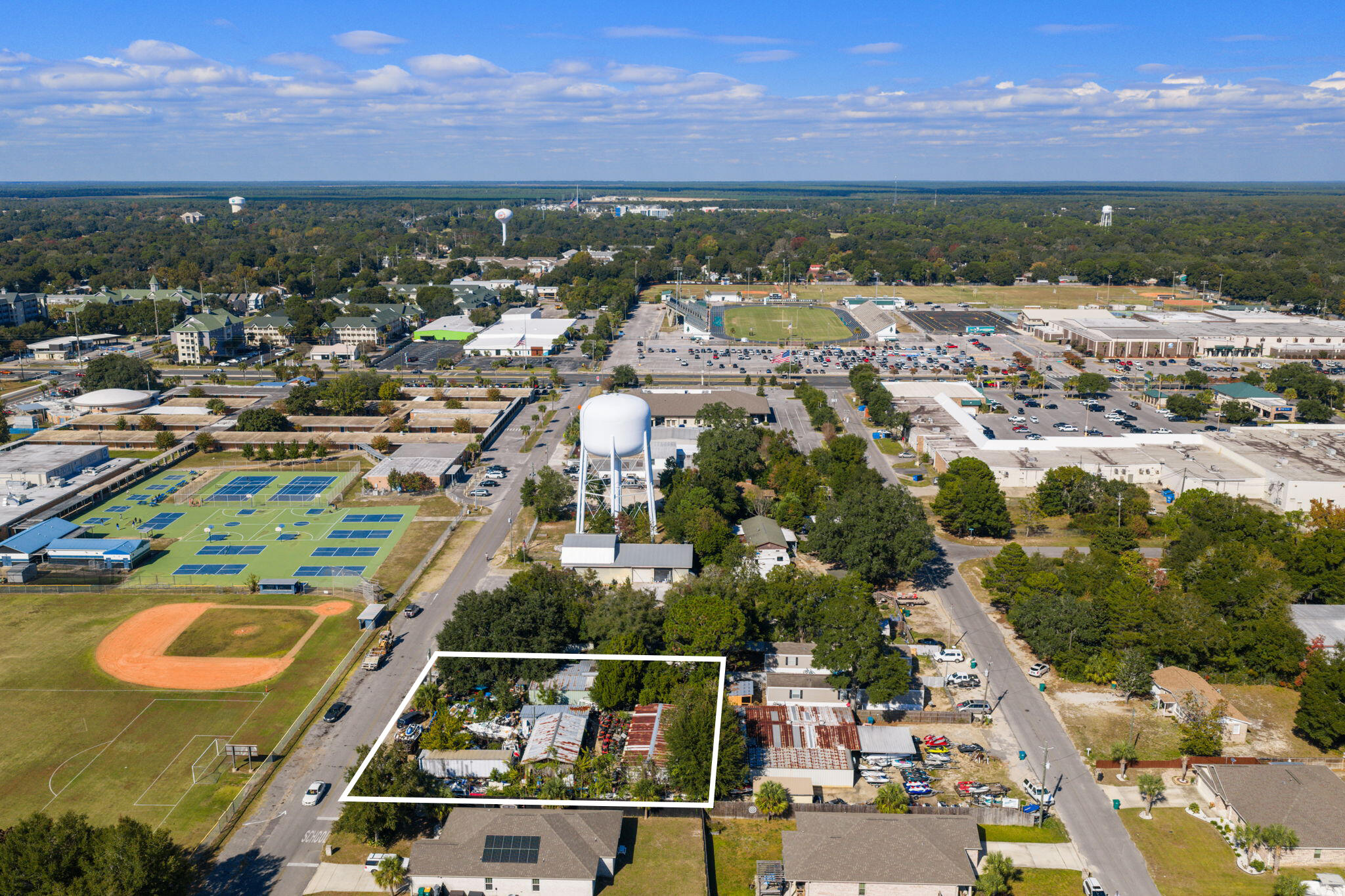 Main image without alt text