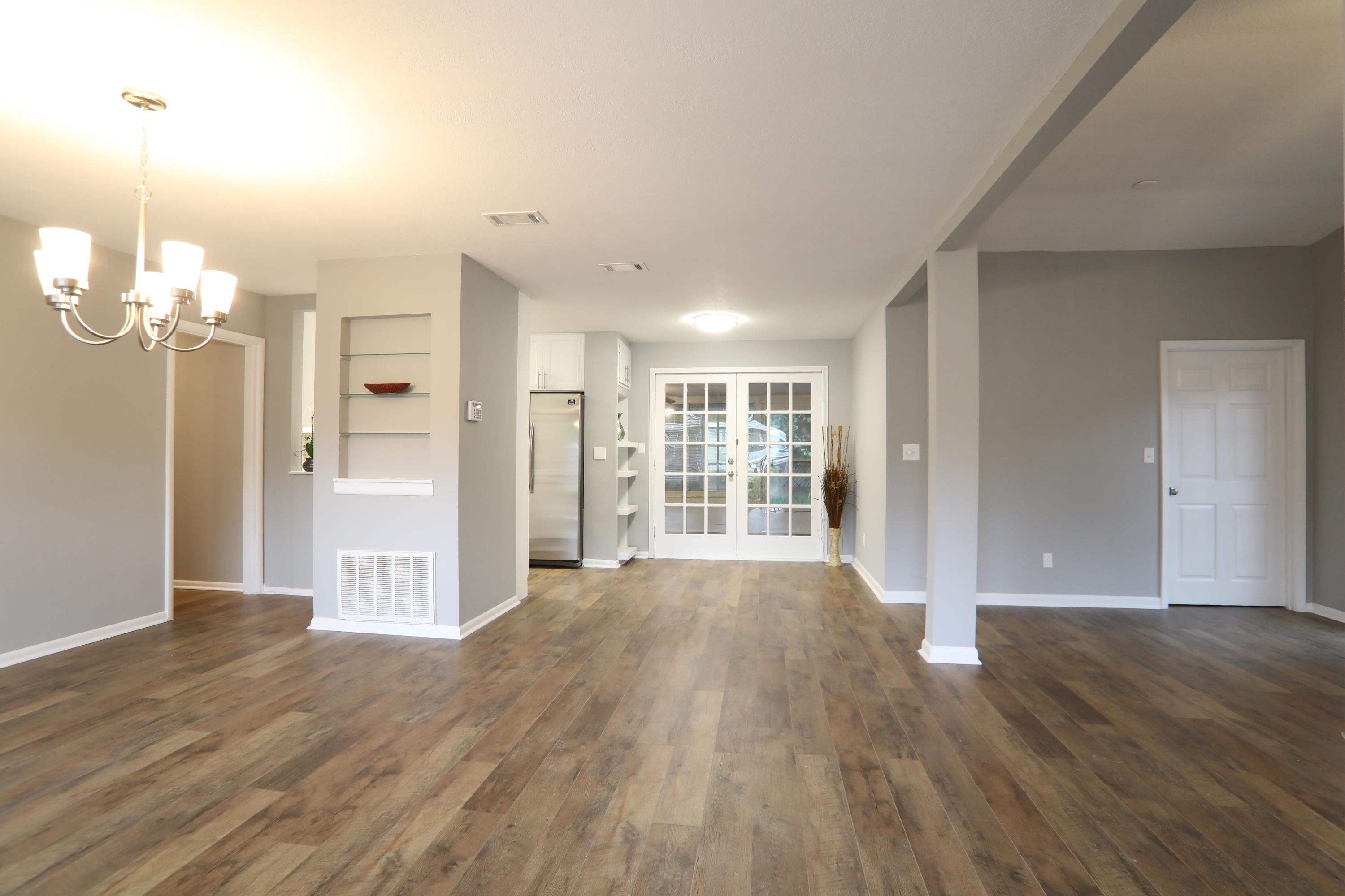 Completely Remodeled home in the heart of Ft. Walton Beach..New kitchen cabinets with granite and stainless steel appliances,new flooring,new fan and lights, new paint in and out.1 Bathroom but has a Jack and Jill from hallway and Master Bedroom - Cool set up.