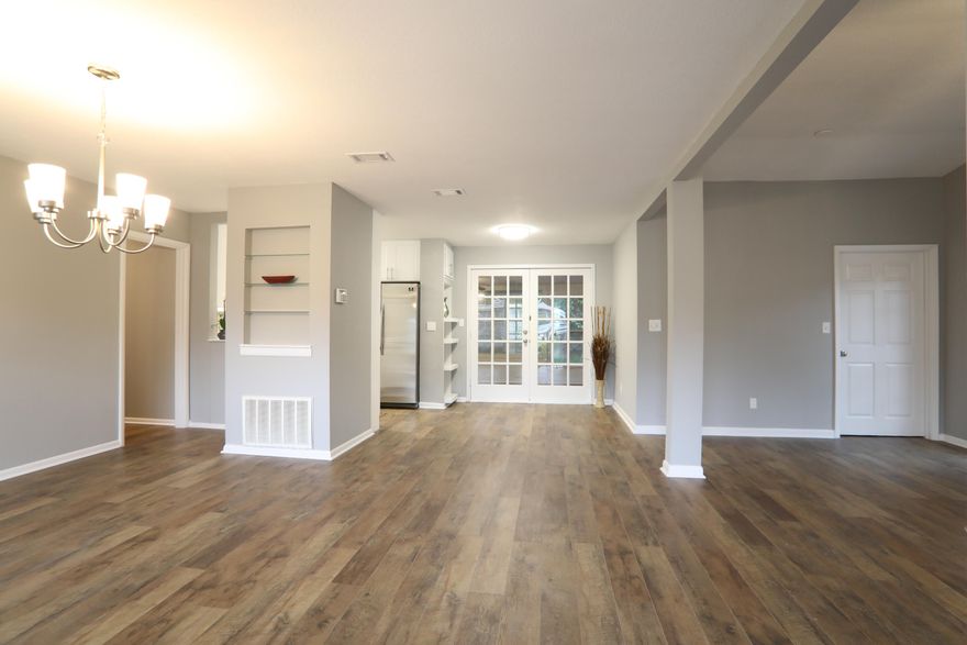 Completely Remodeled home in the heart of Ft. Walton Beach..
New kitchen cabinets with granite and stainless steel appliances,new flooring,new fan and lights, new paint in and out.
1 Bathroom but has a Jack and Jill from hallway and Master Bedroom - Cool set up.