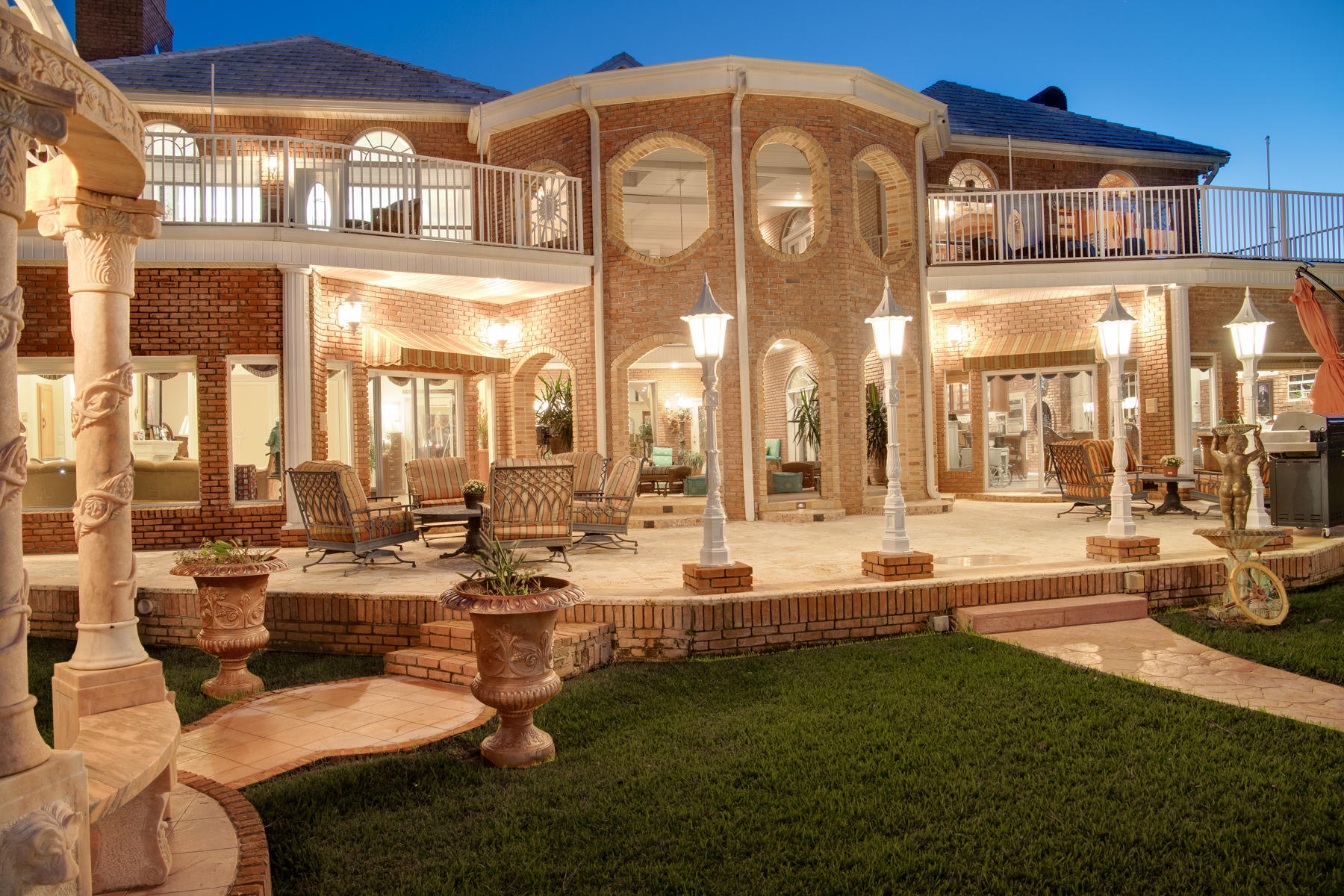WHISPERING OAKS - Residential