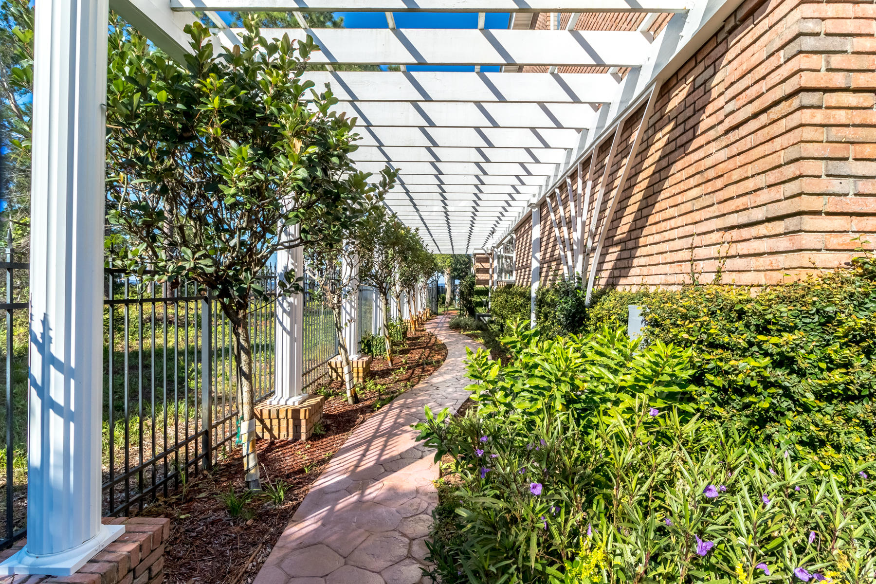WHISPERING OAKS - Residential