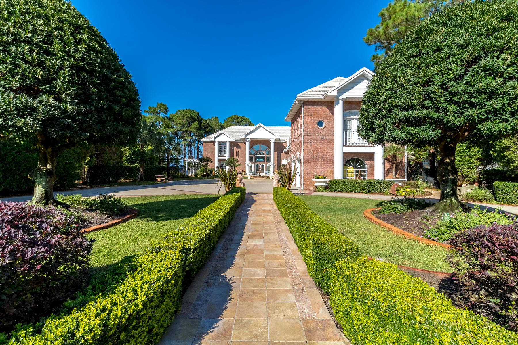 WHISPERING OAKS - Residential