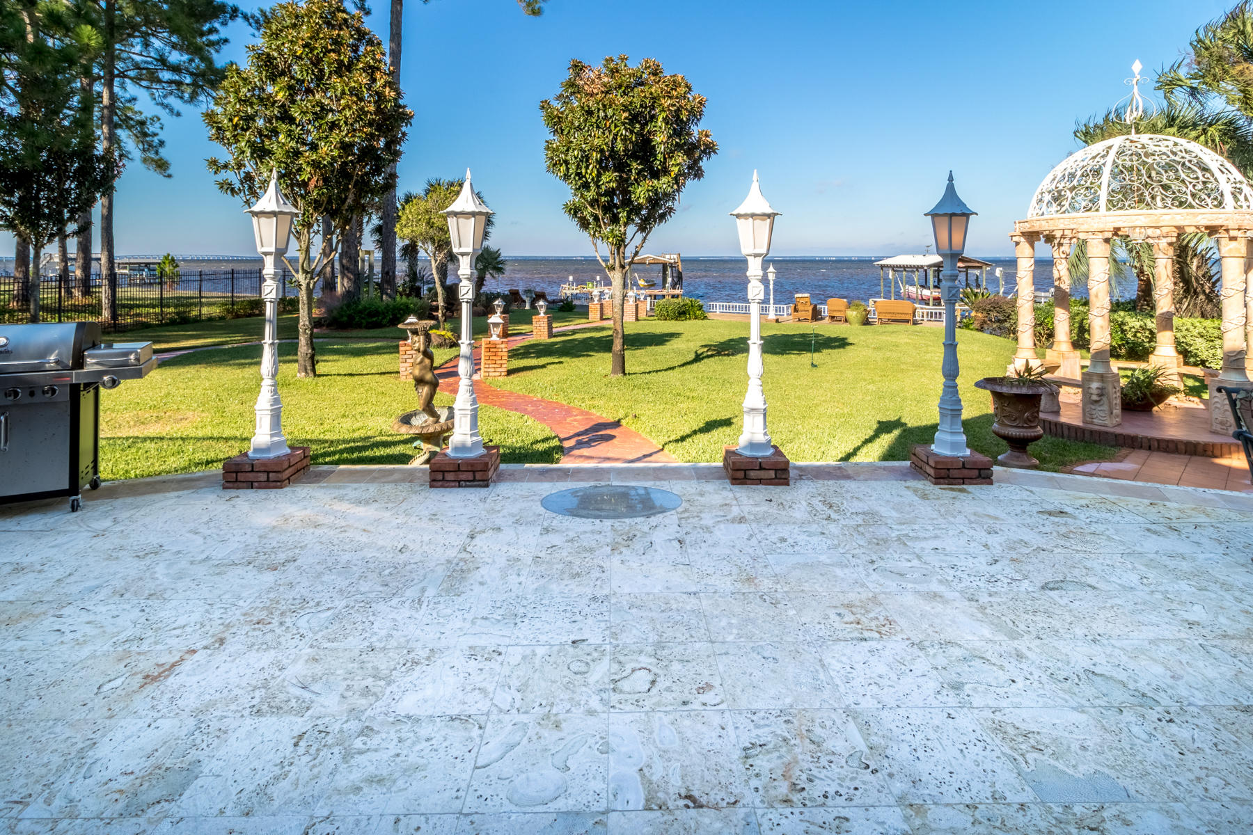 WHISPERING OAKS - Residential