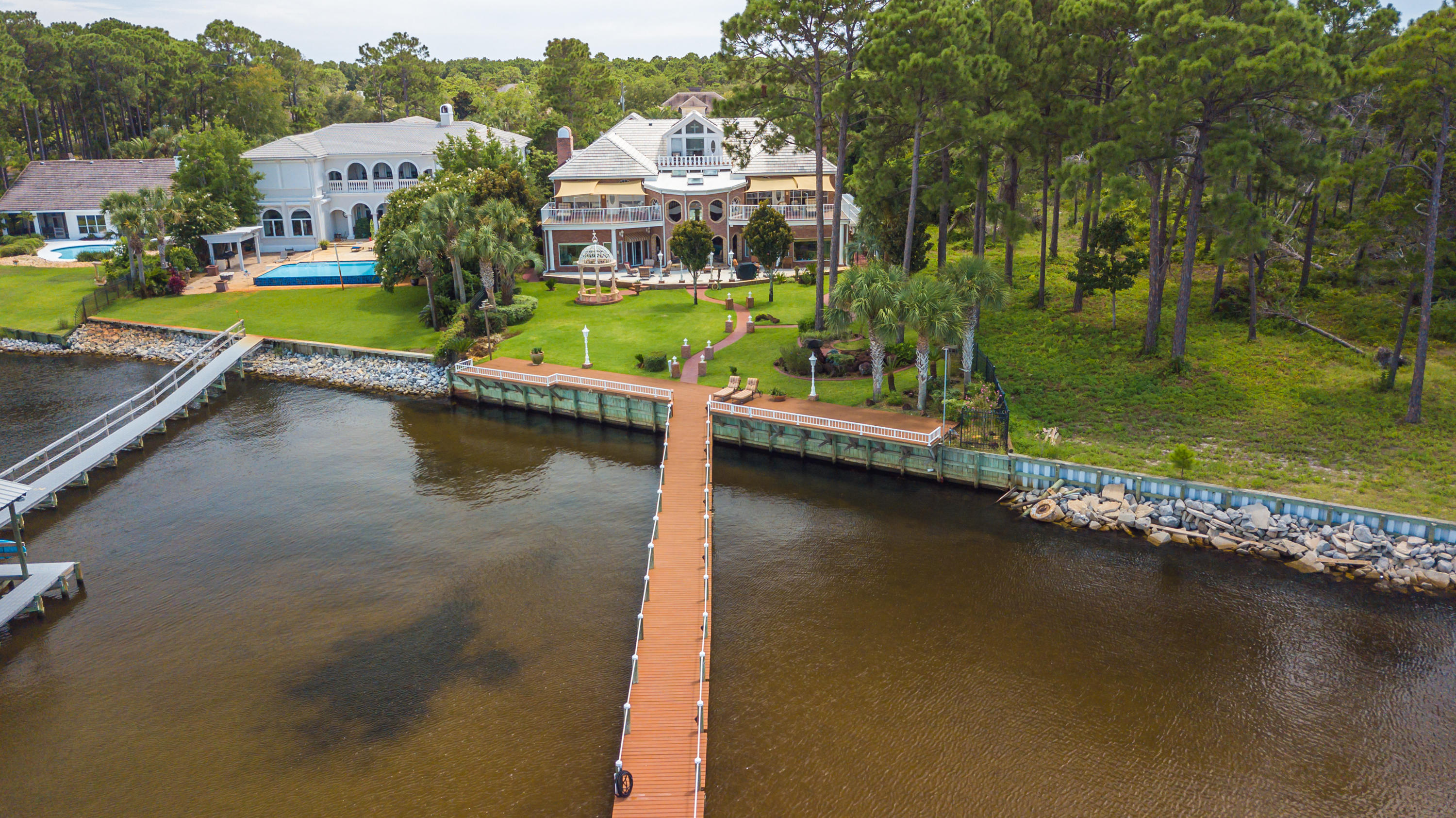 WHISPERING OAKS - Residential