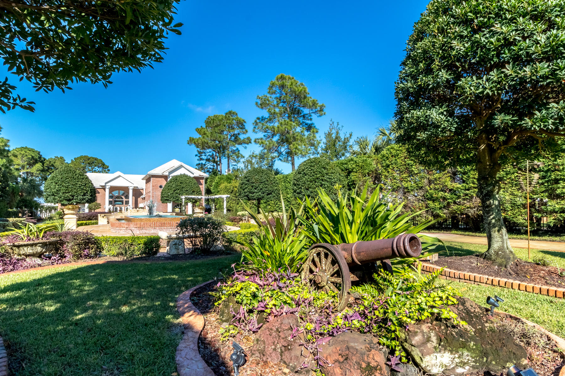 WHISPERING OAKS - Residential