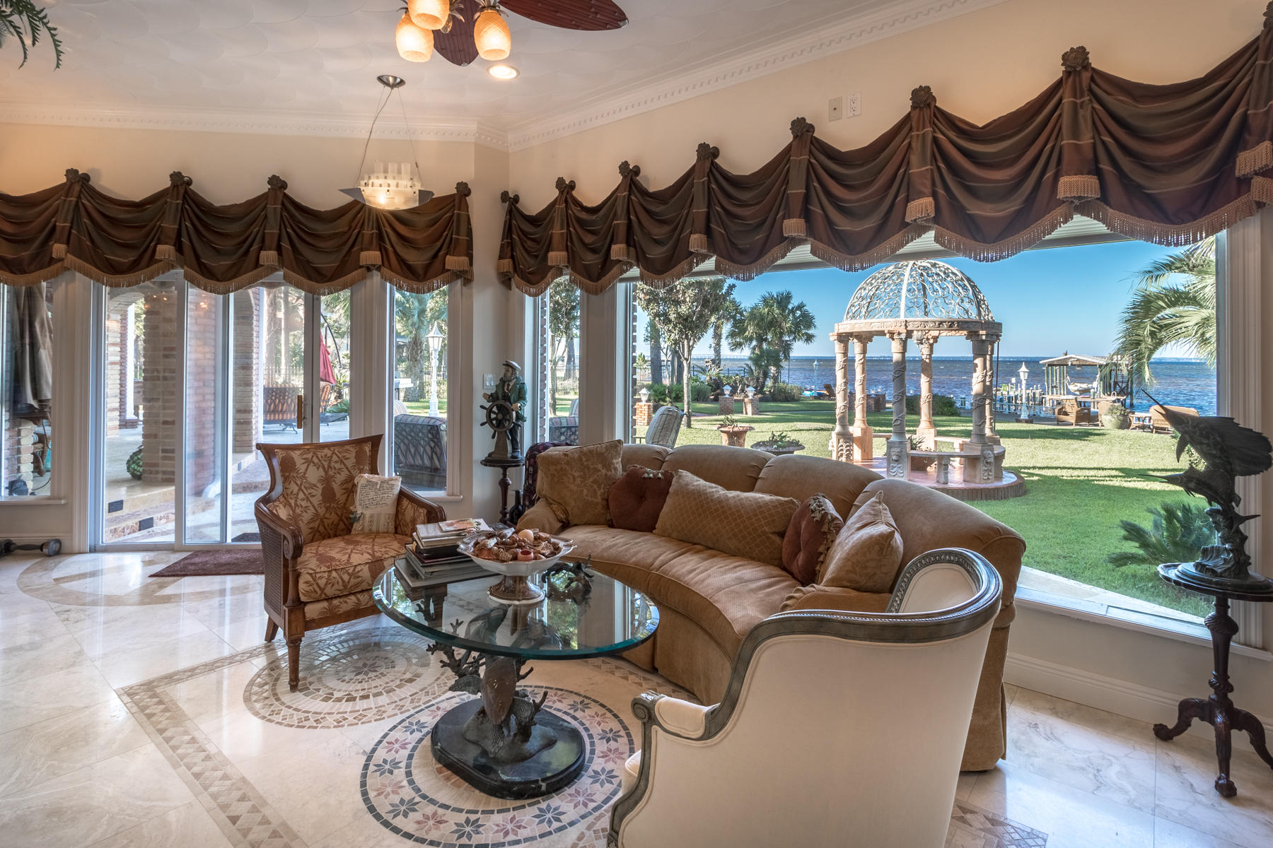WHISPERING OAKS - Residential