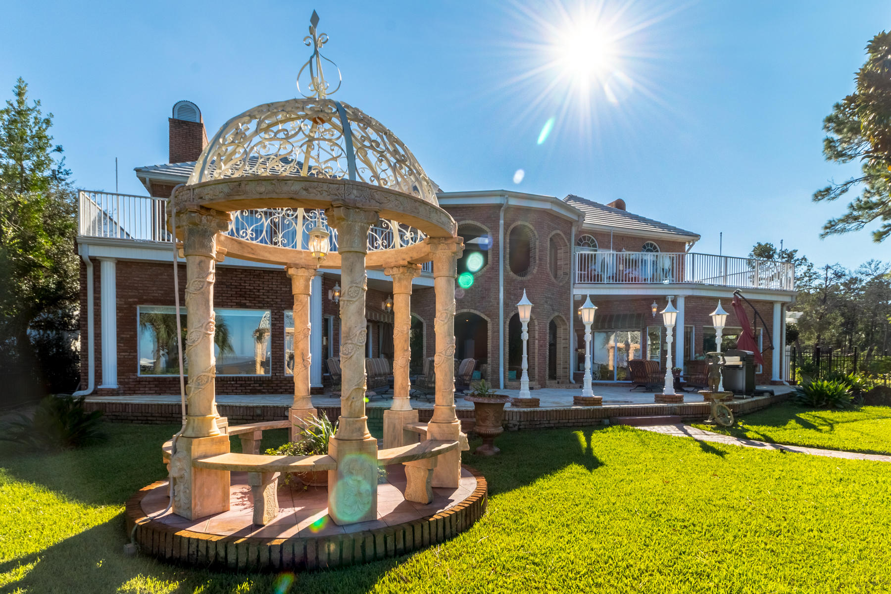 WHISPERING OAKS - Residential