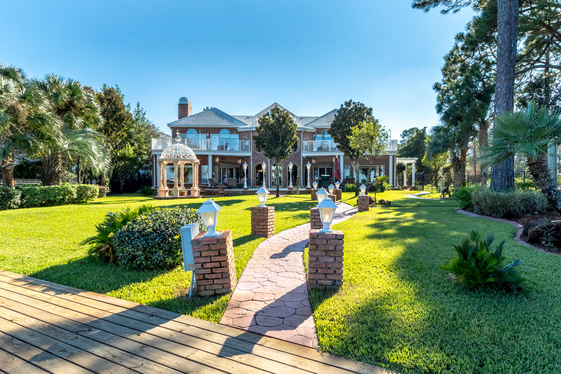 WHISPERING OAKS - Residential