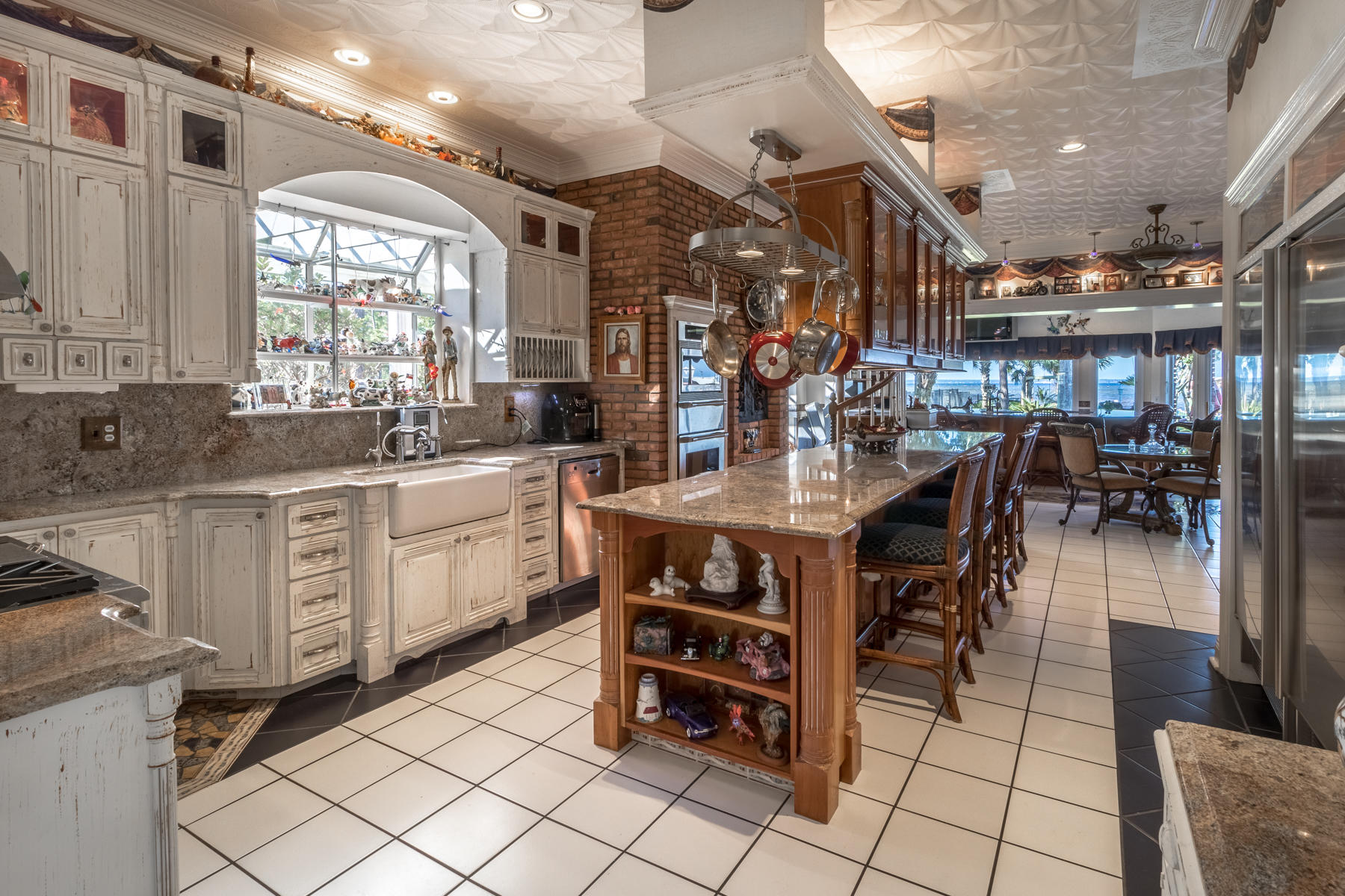 WHISPERING OAKS - Residential