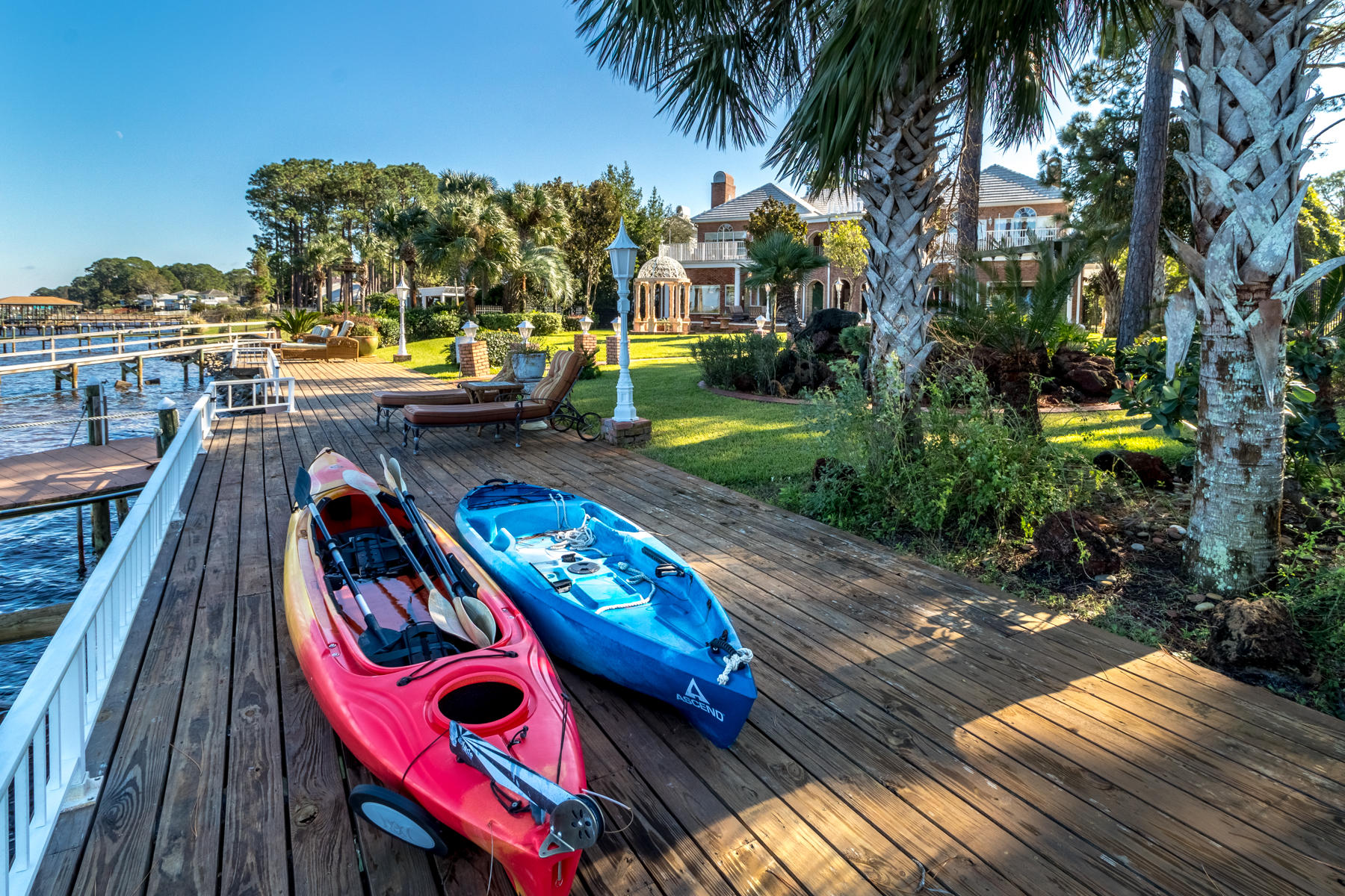 WHISPERING OAKS - Residential