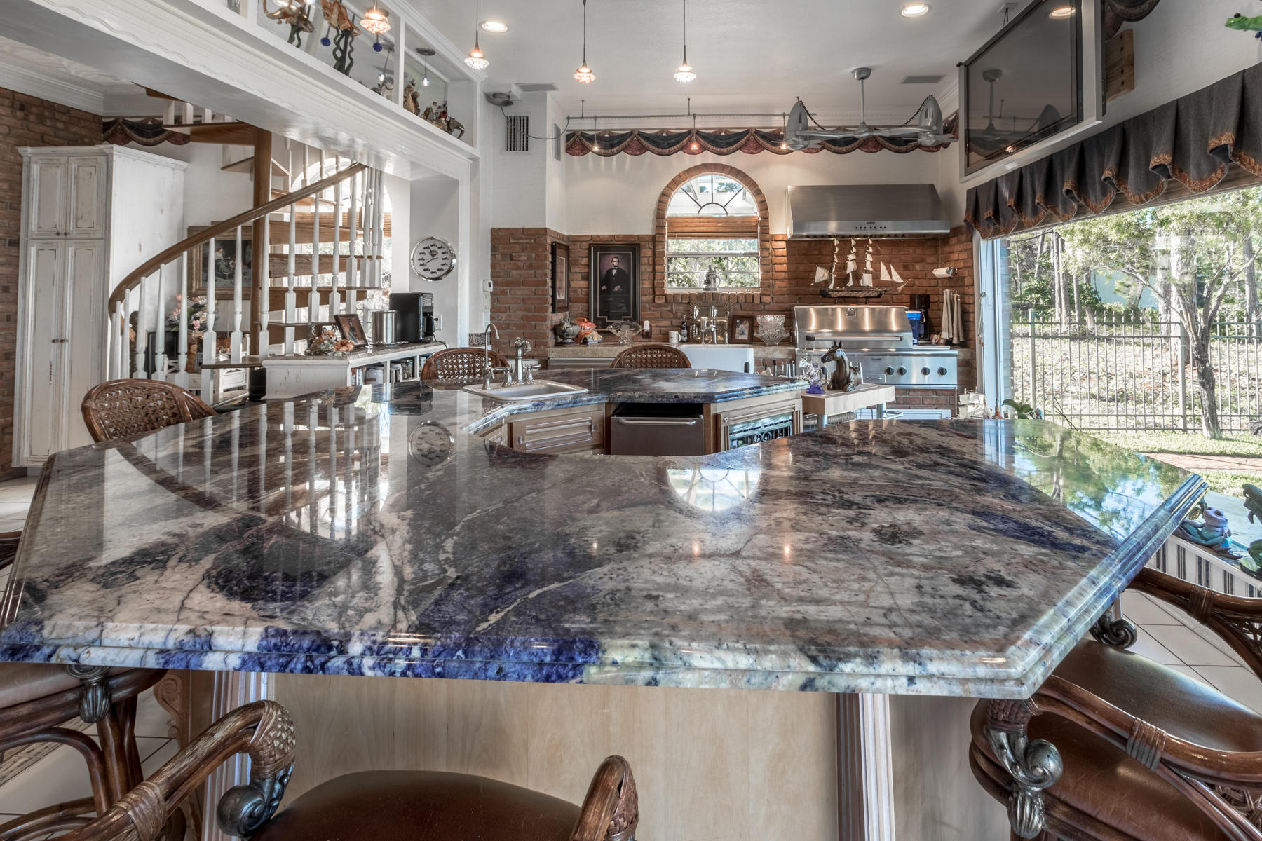 WHISPERING OAKS - Residential