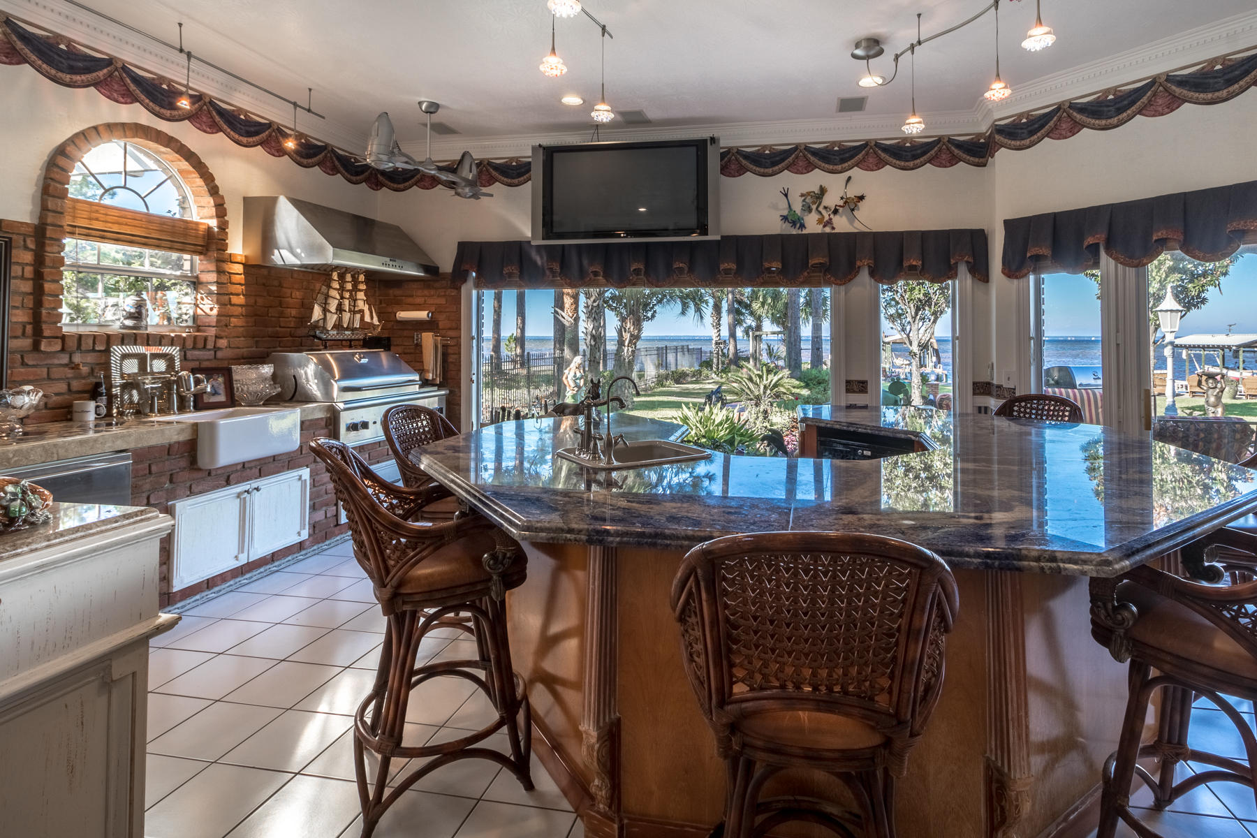 WHISPERING OAKS - Residential