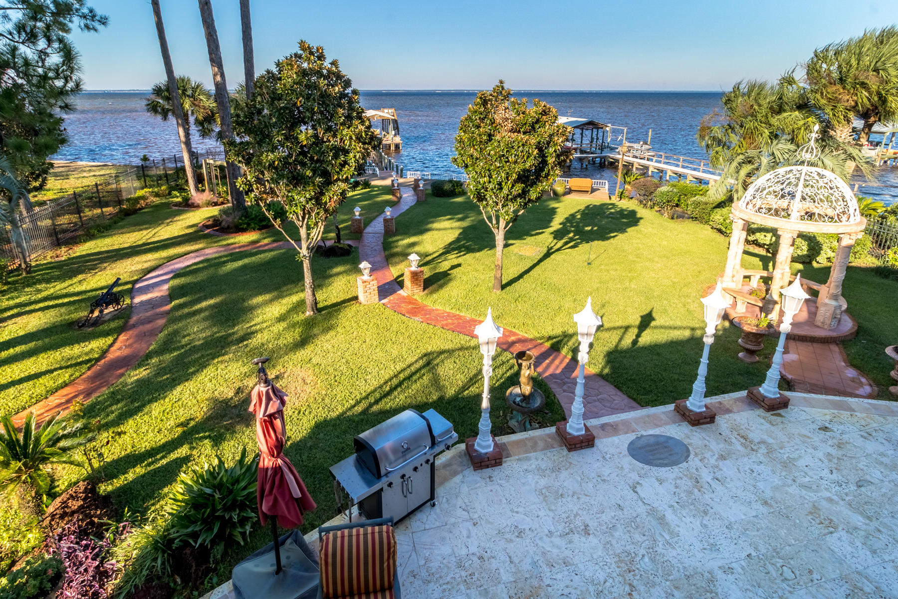WHISPERING OAKS - Residential