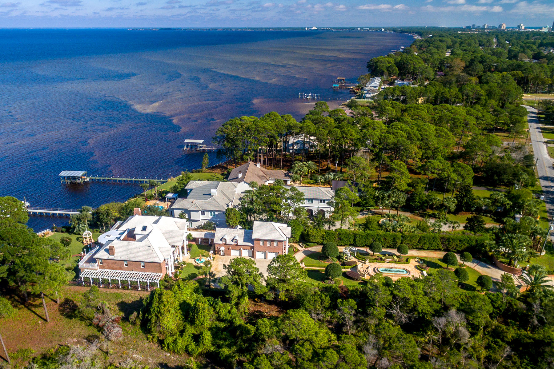 WHISPERING OAKS - Residential