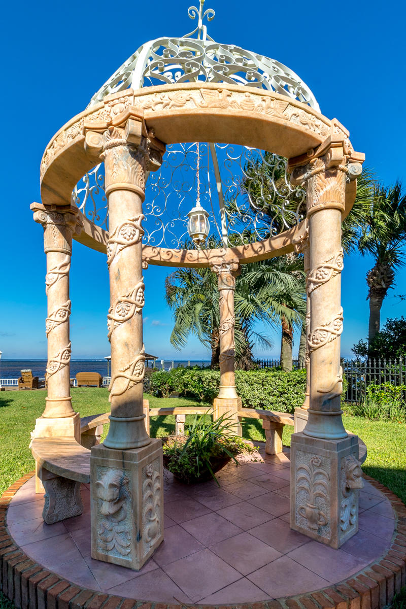 WHISPERING OAKS - Residential
