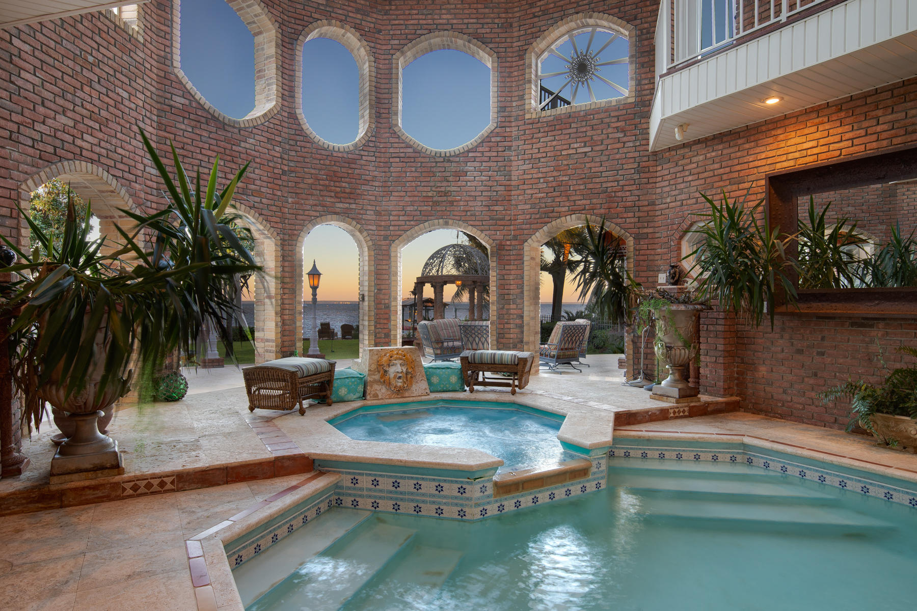 WHISPERING OAKS - Residential