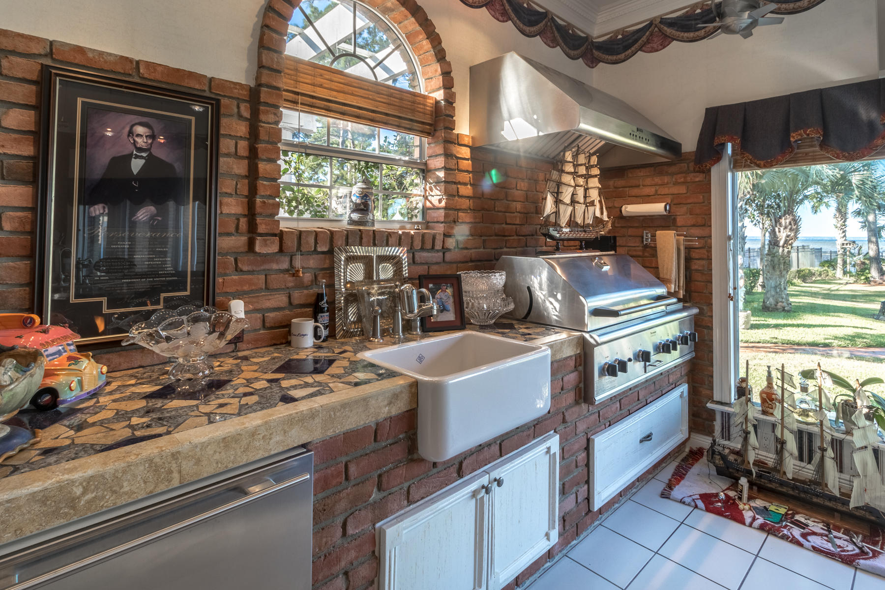 WHISPERING OAKS - Residential
