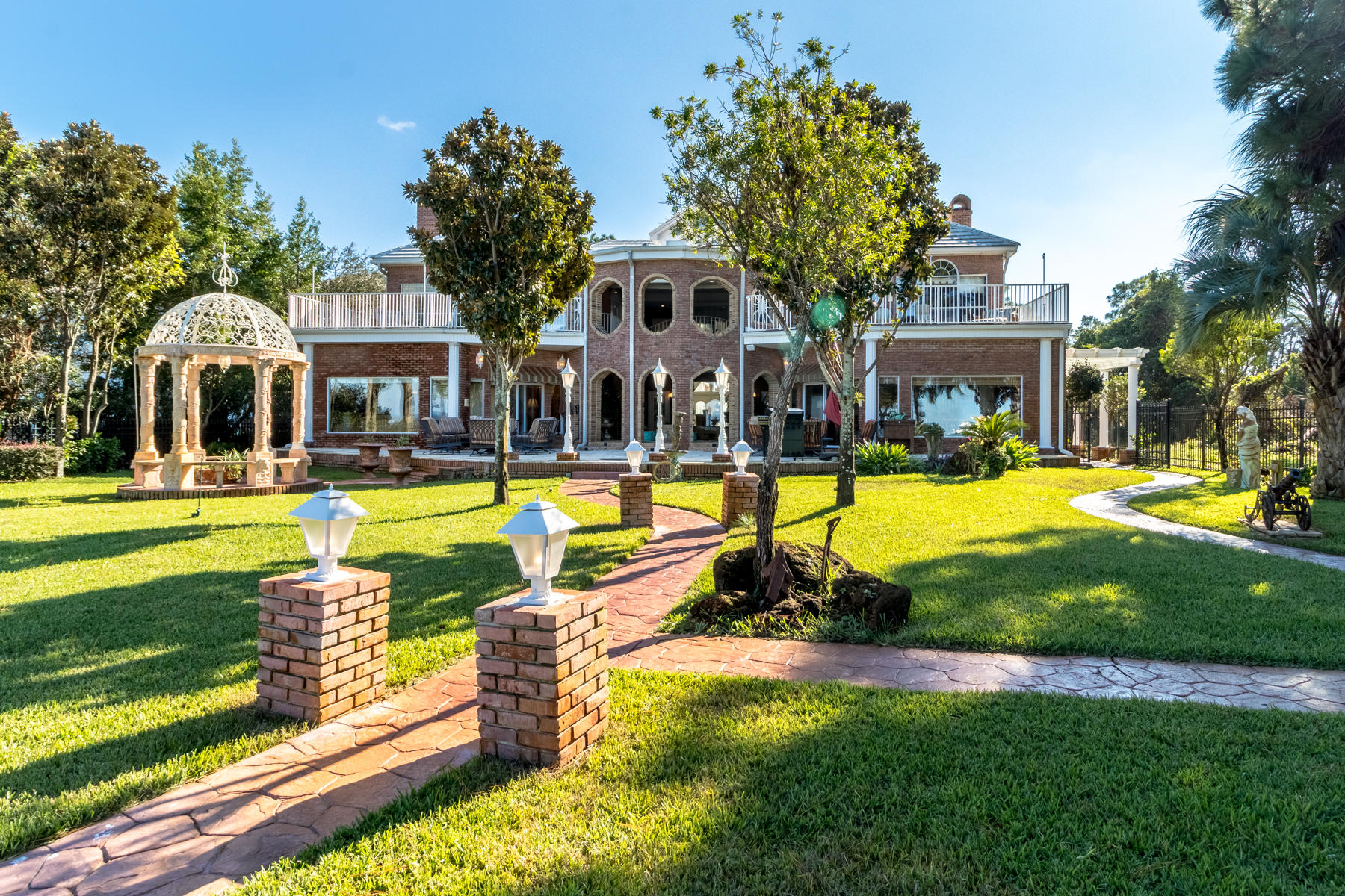 WHISPERING OAKS - Residential