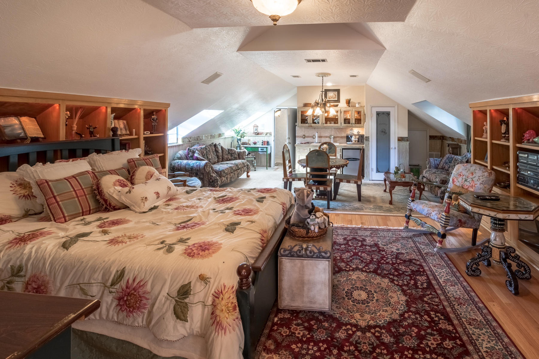 WHISPERING OAKS - Residential