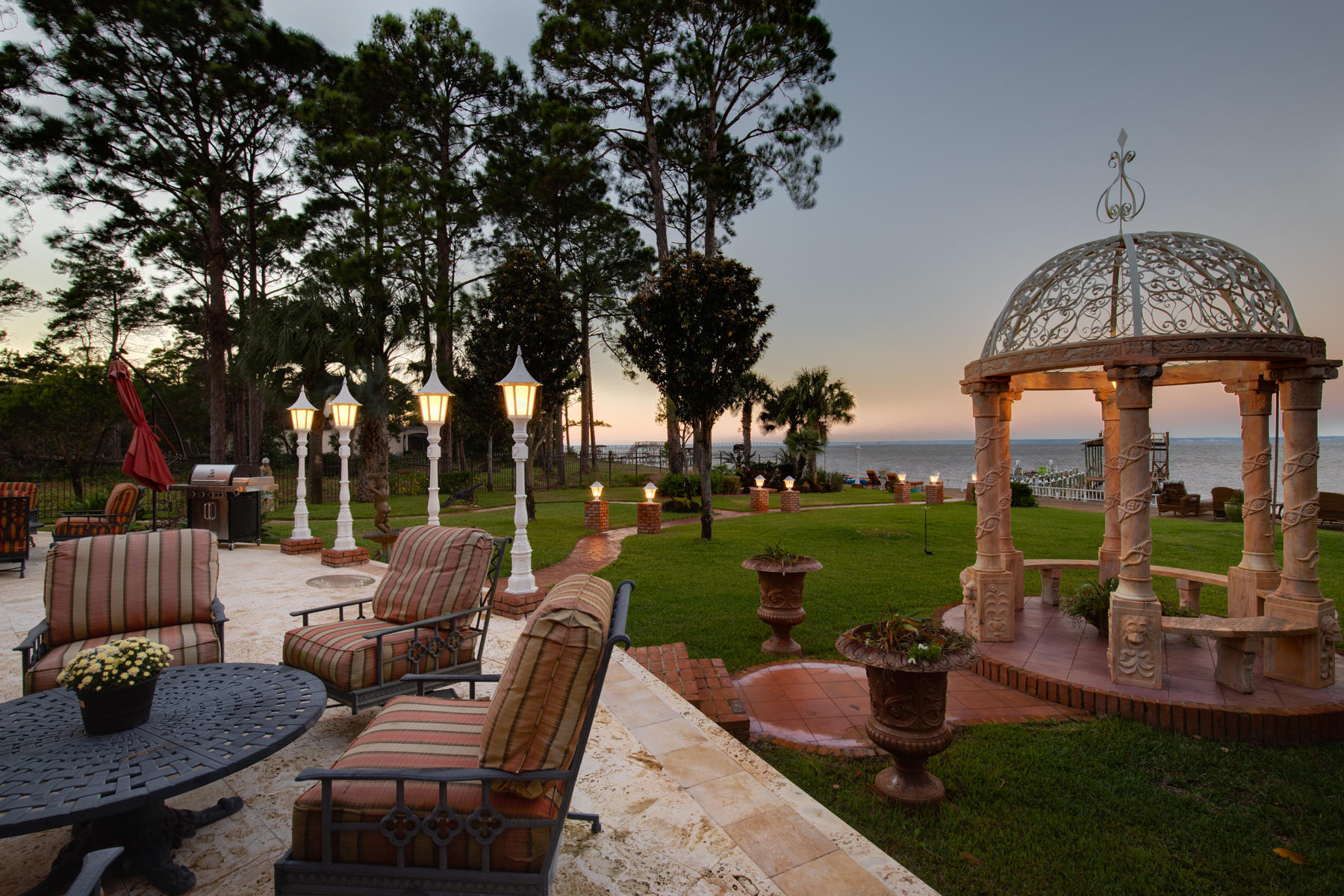 WHISPERING OAKS - Residential