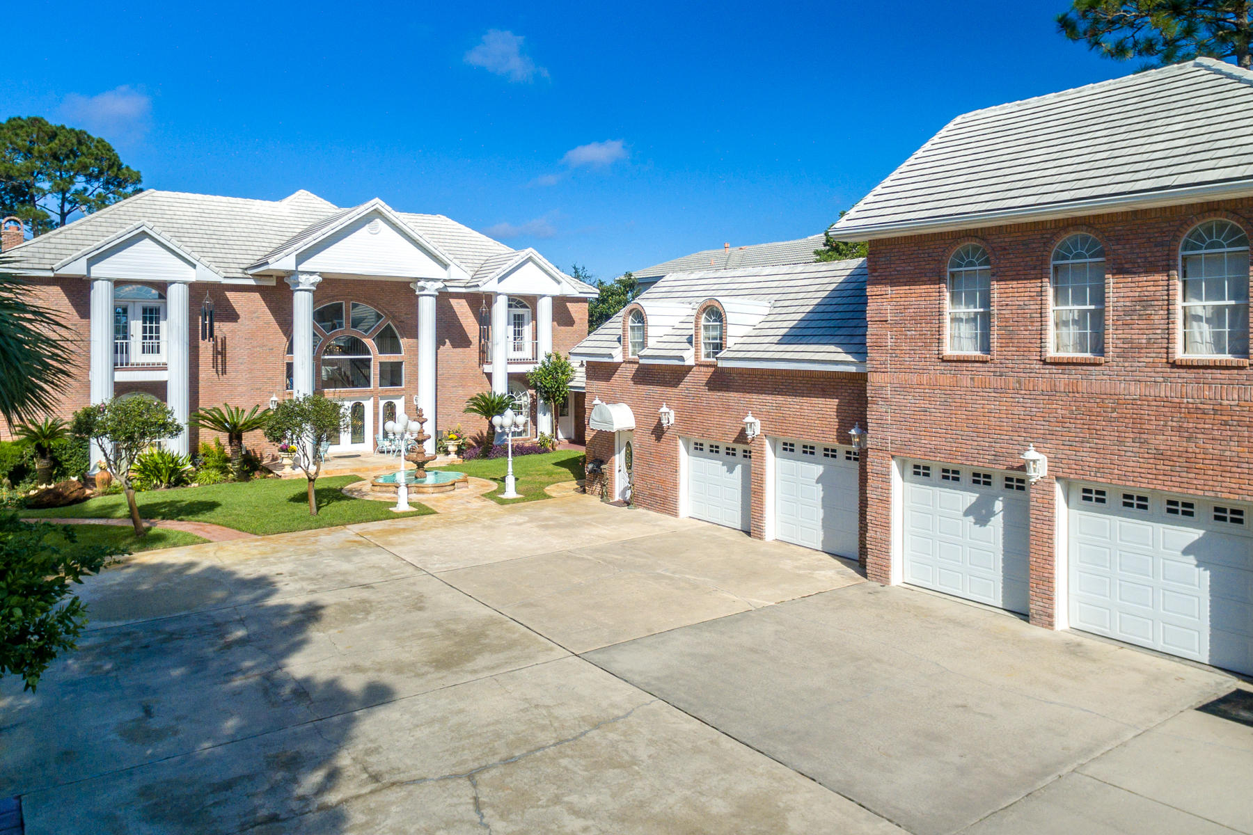 WHISPERING OAKS - Residential