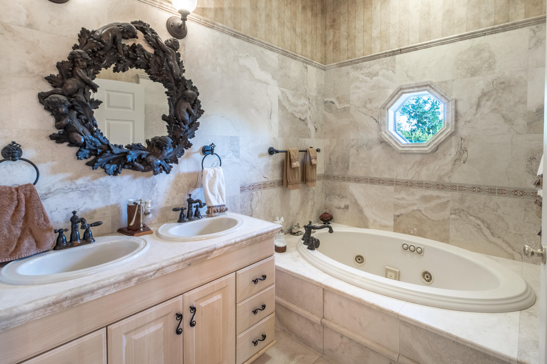 WHISPERING OAKS - Residential