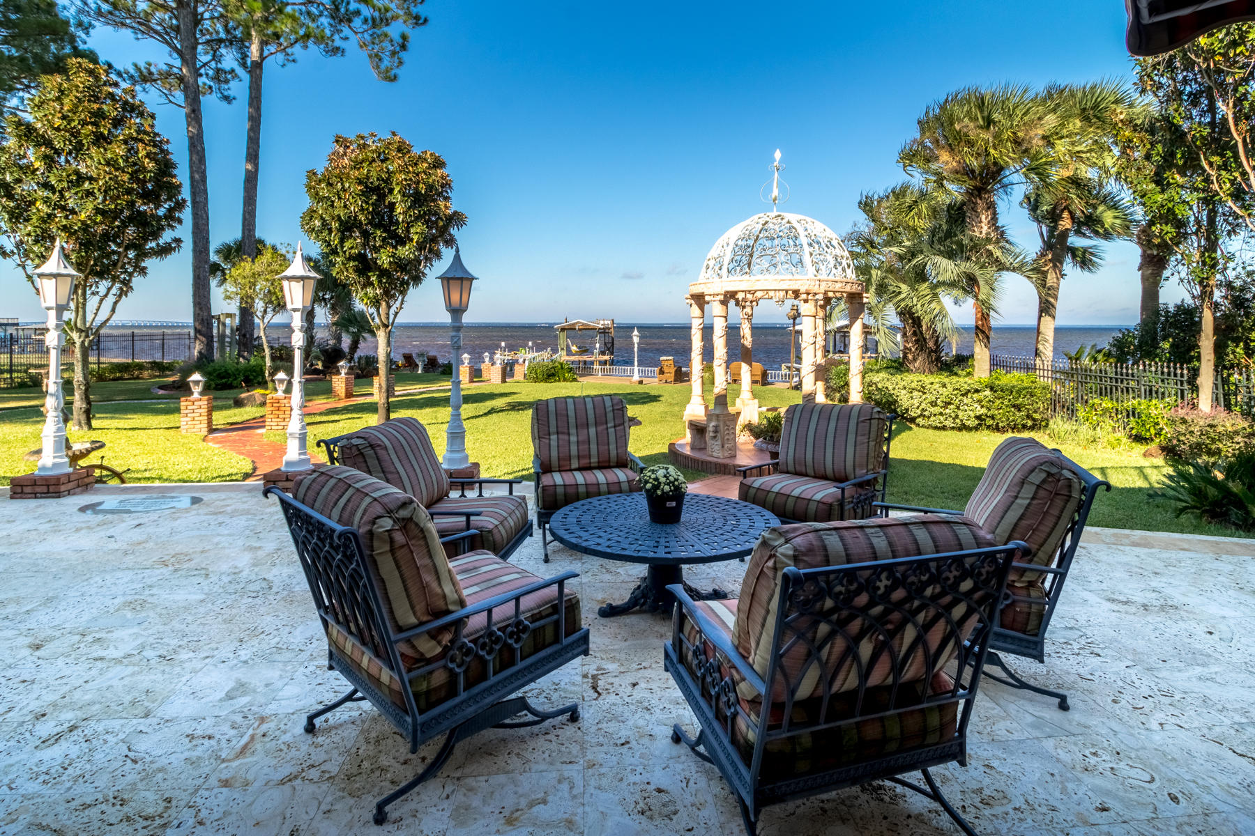 WHISPERING OAKS - Residential