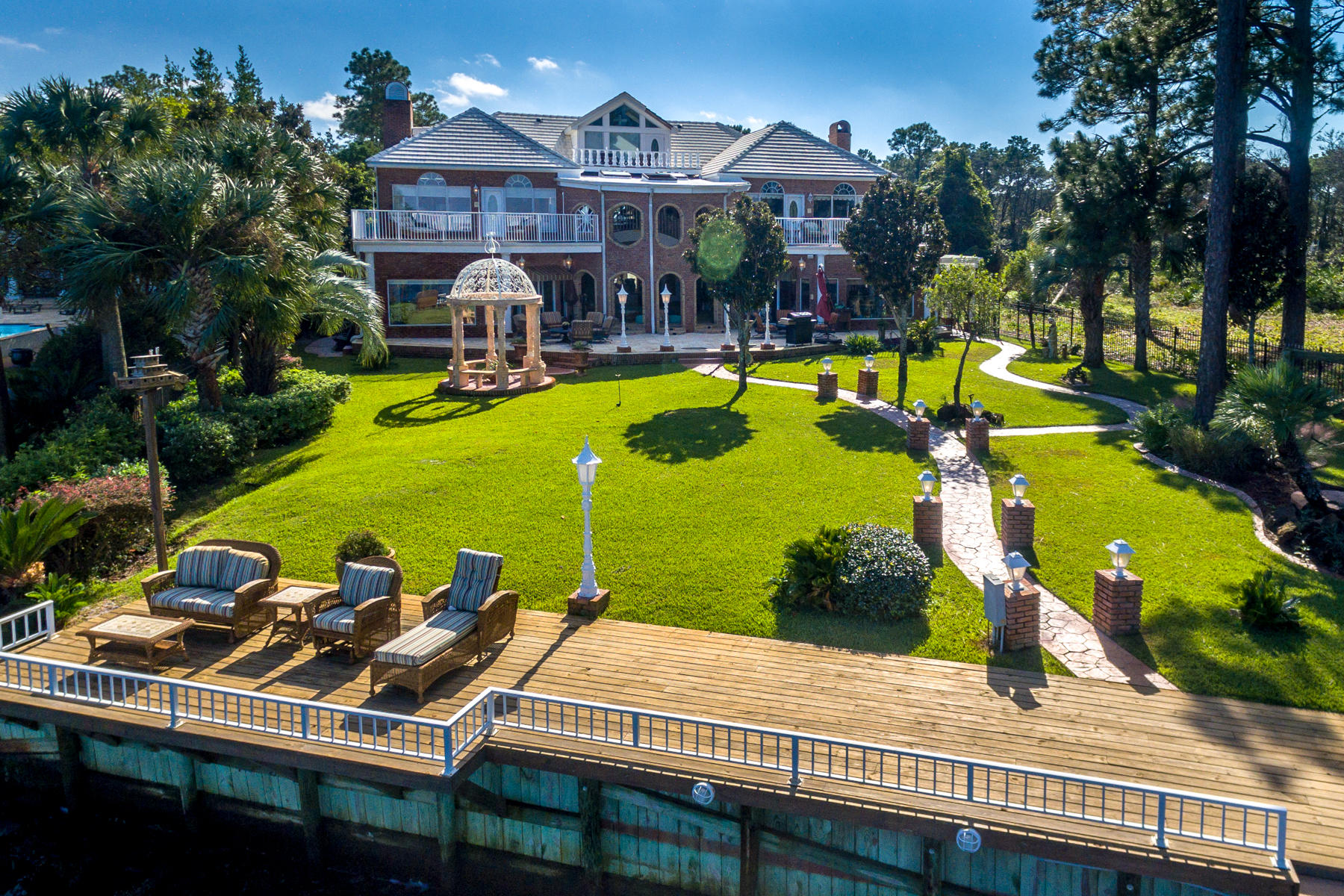 WHISPERING OAKS - Residential