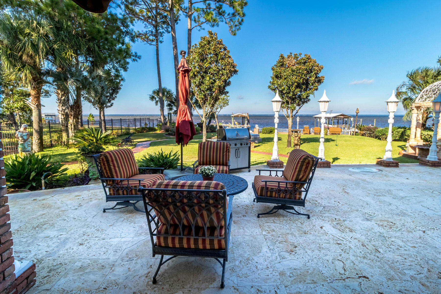 WHISPERING OAKS - Residential