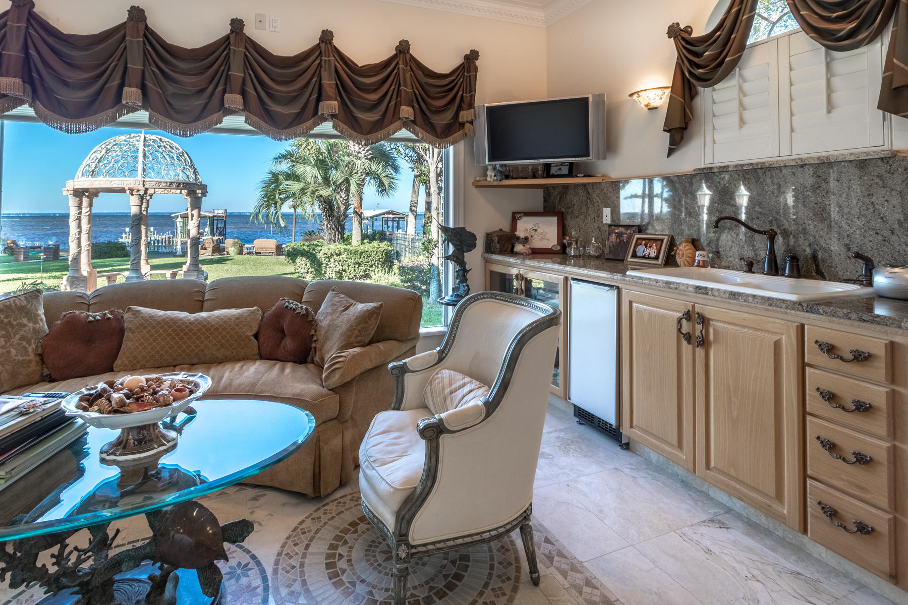 WHISPERING OAKS - Residential