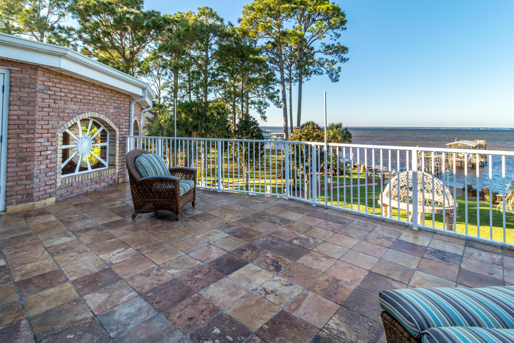 WHISPERING OAKS - Residential