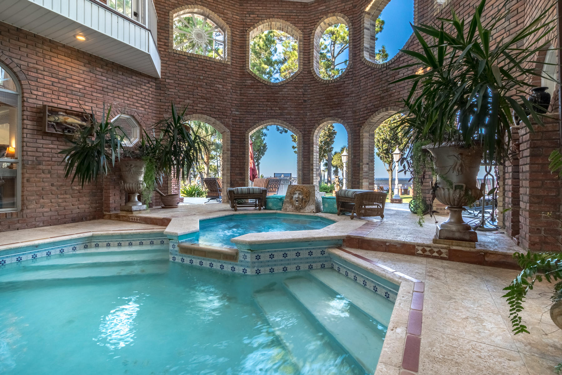 WHISPERING OAKS - Residential