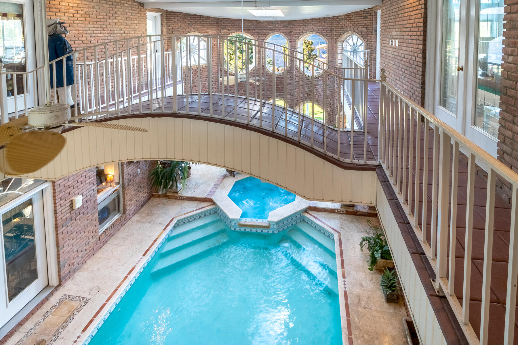 WHISPERING OAKS - Residential
