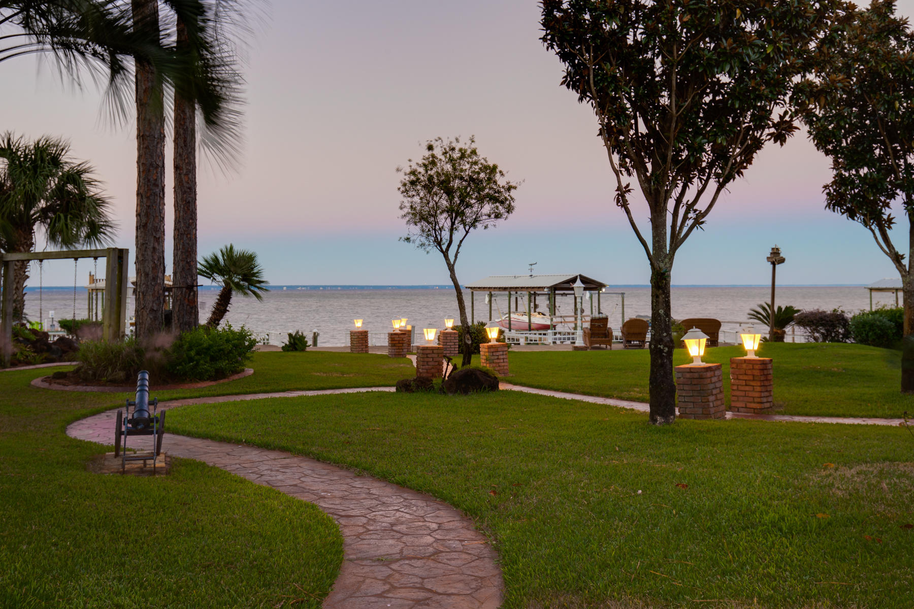 WHISPERING OAKS - Residential