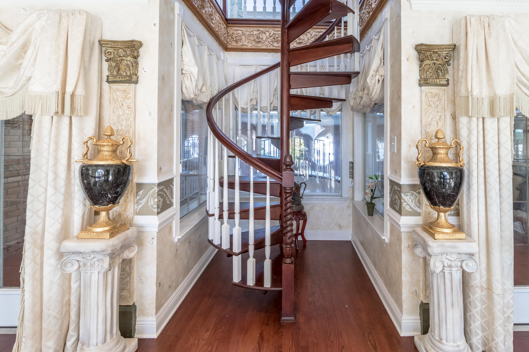 WHISPERING OAKS - Residential
