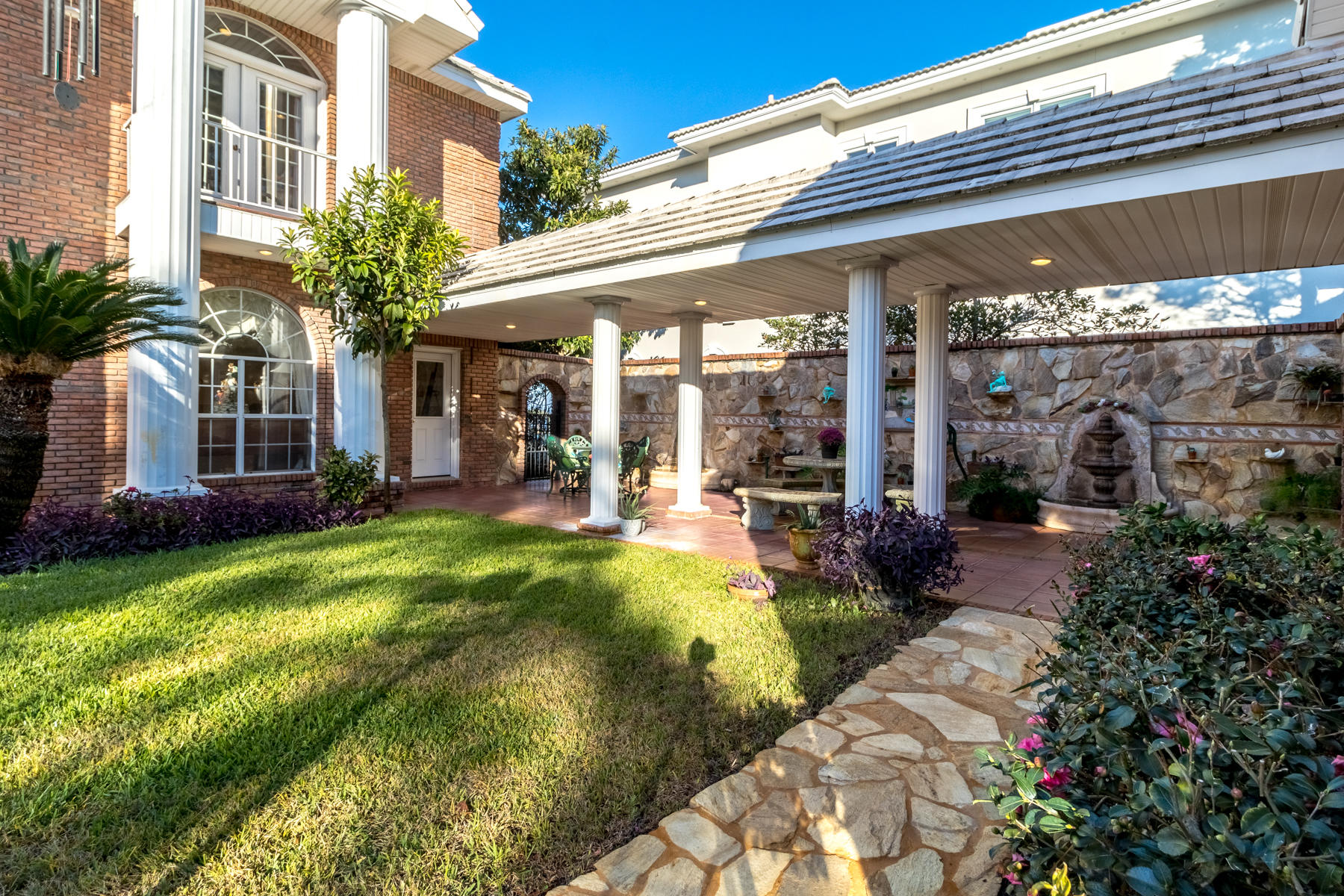 WHISPERING OAKS - Residential