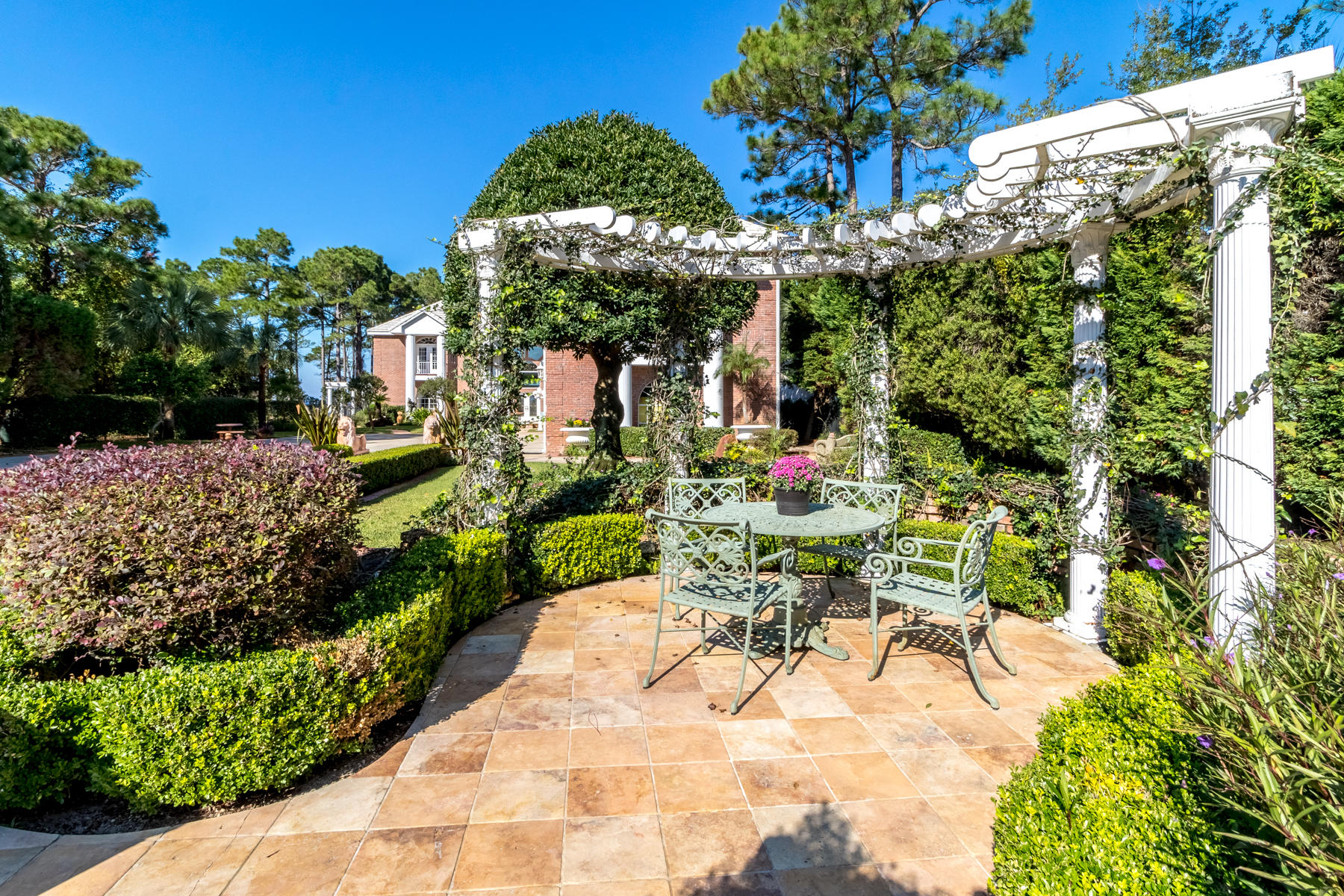WHISPERING OAKS - Residential