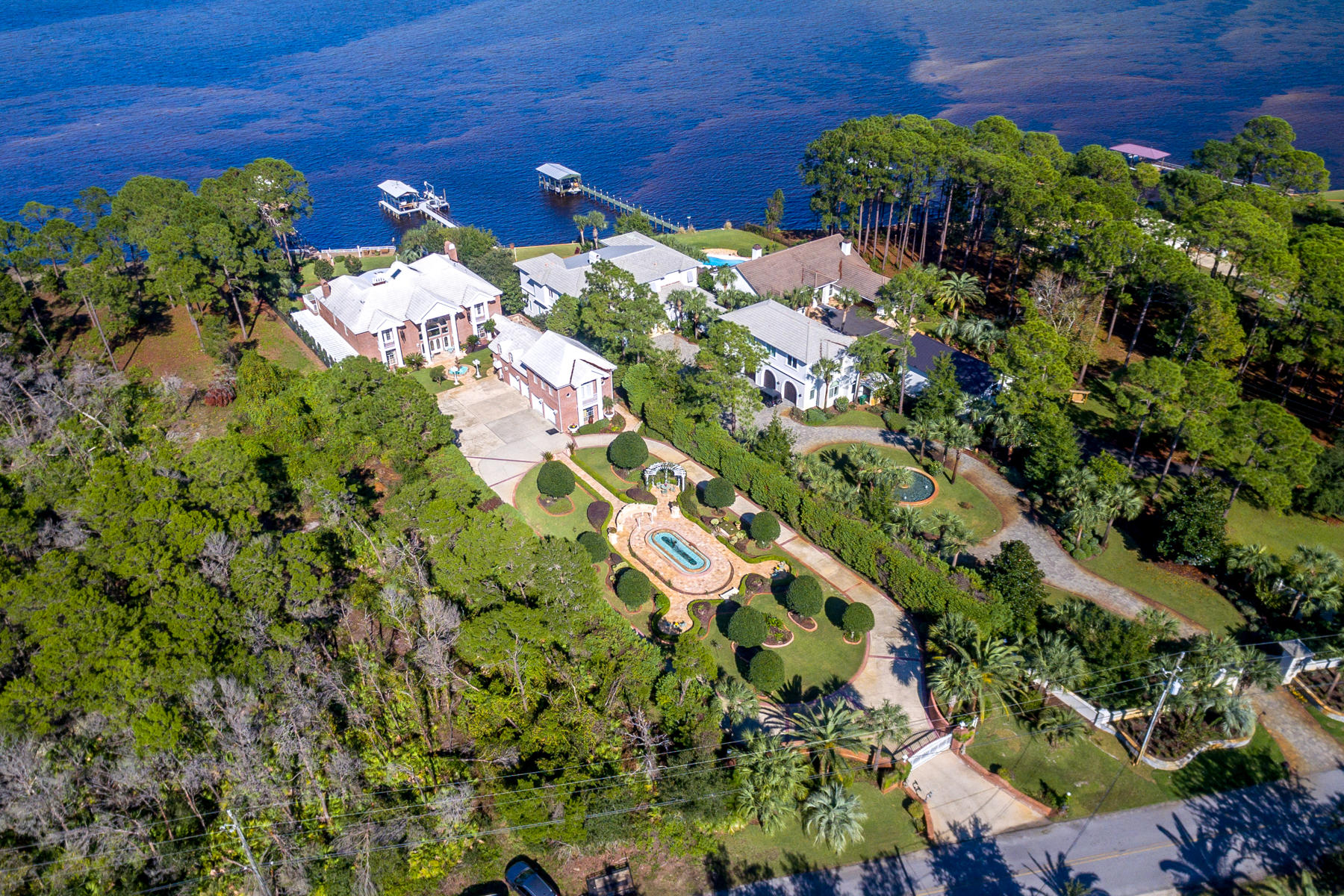 WHISPERING OAKS - Residential