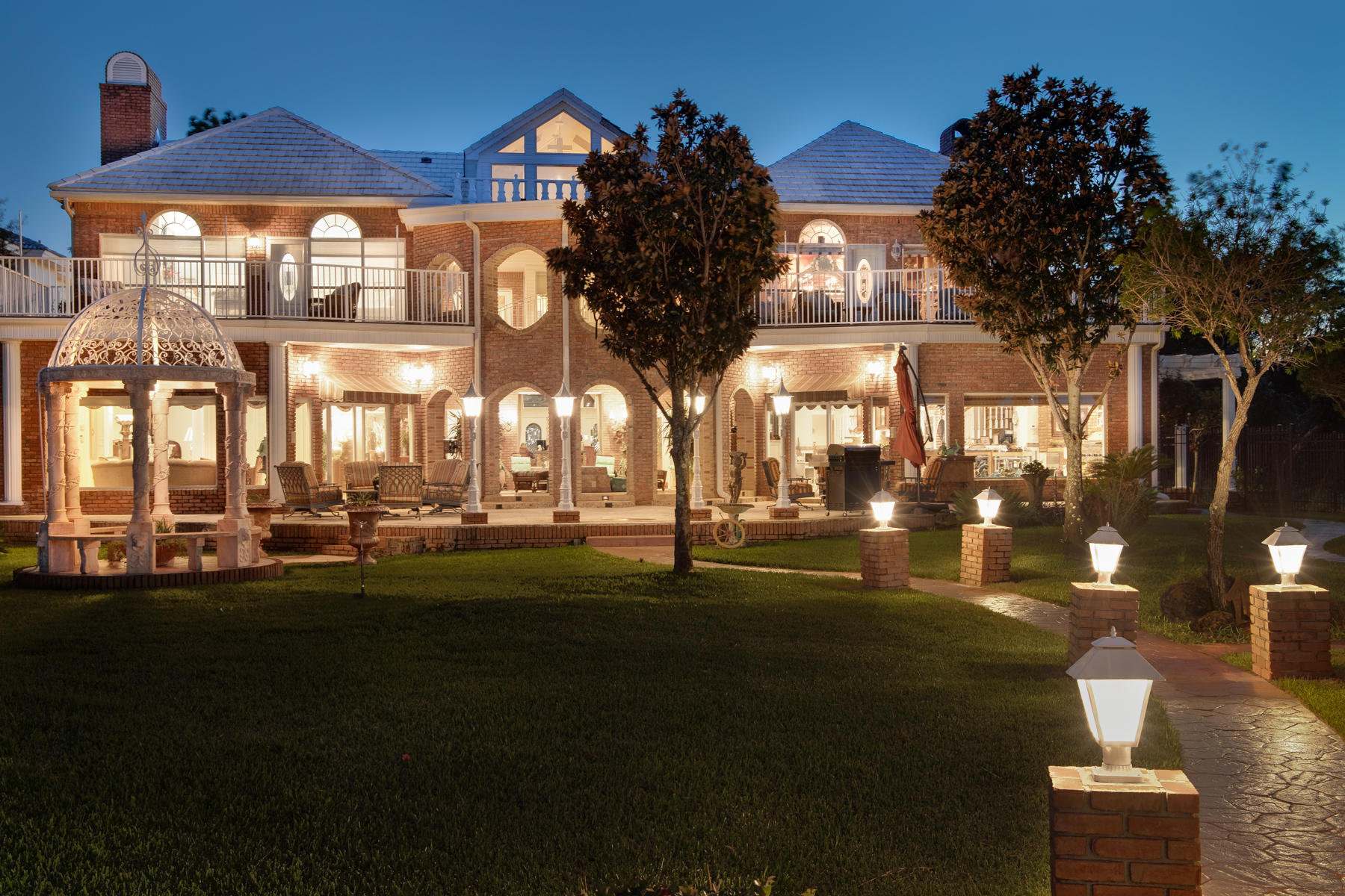 WHISPERING OAKS - Residential