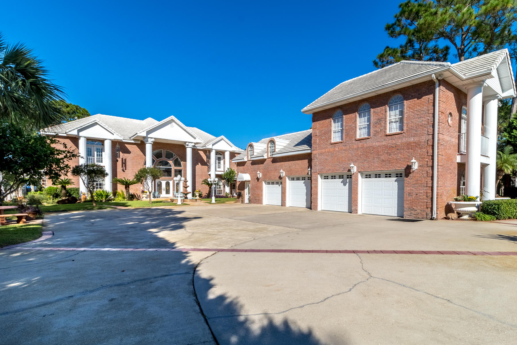 WHISPERING OAKS - Residential
