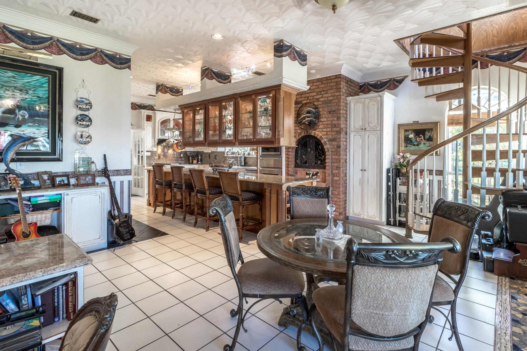 WHISPERING OAKS - Residential