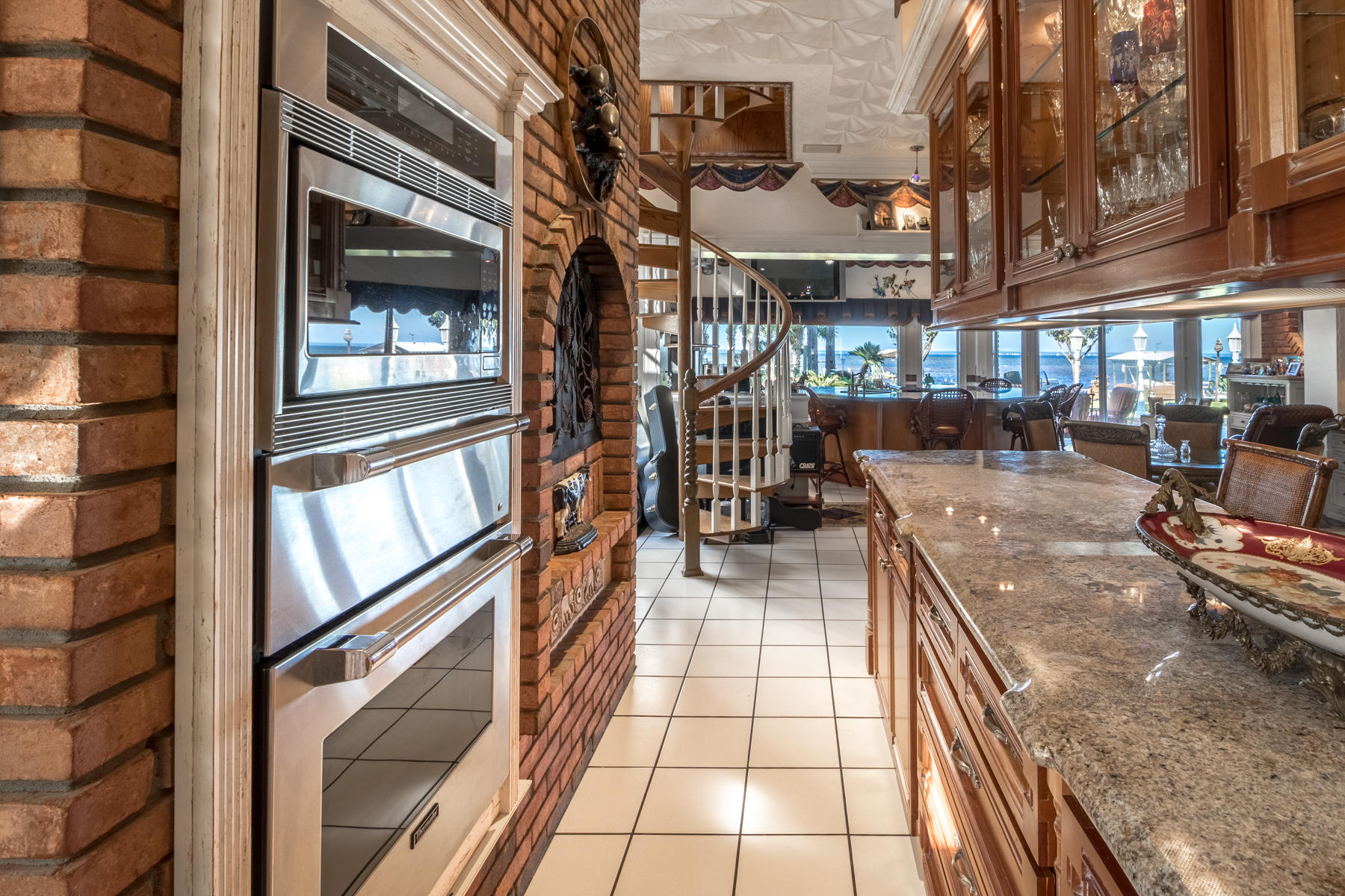 WHISPERING OAKS - Residential