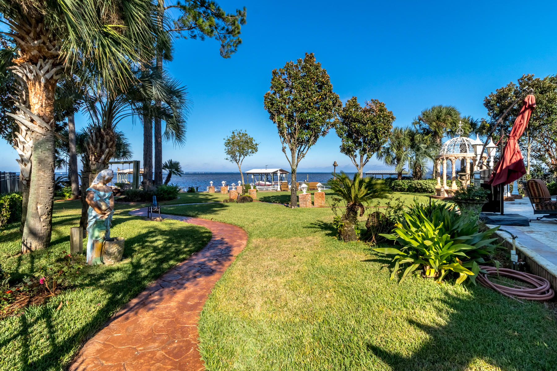WHISPERING OAKS - Residential