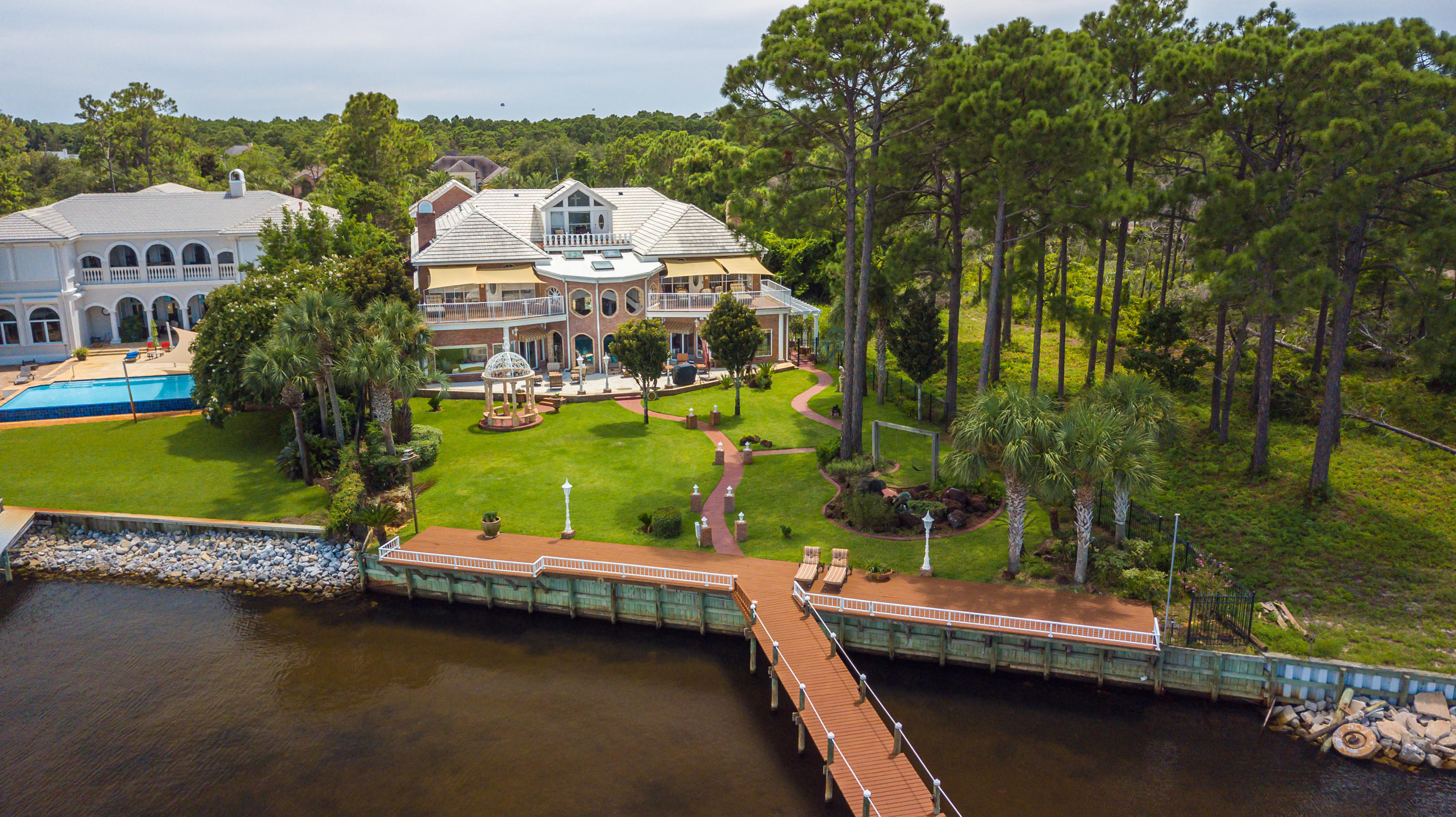 WHISPERING OAKS - Residential
