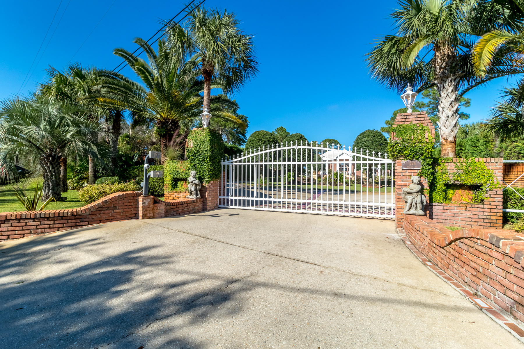 WHISPERING OAKS - Residential