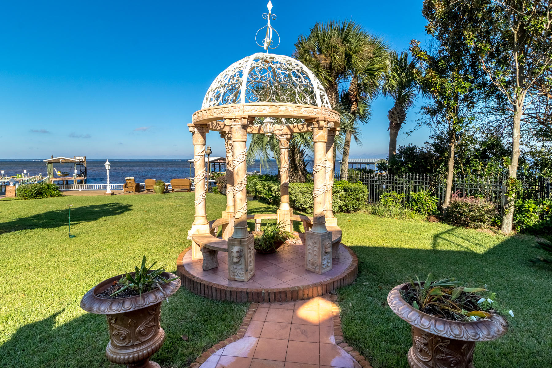 WHISPERING OAKS - Residential