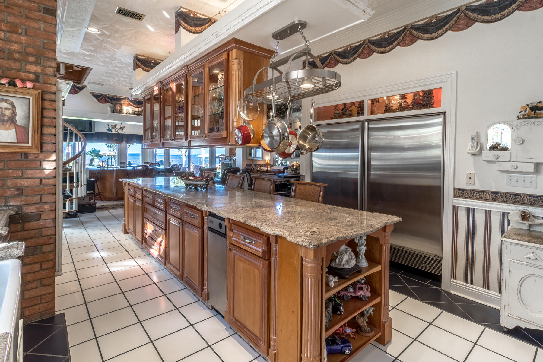 WHISPERING OAKS - Residential