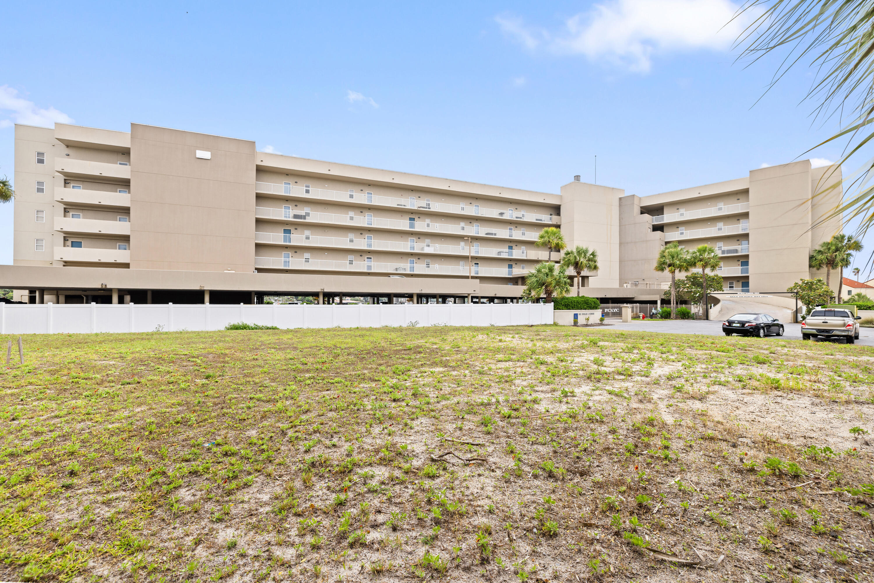 PALM COURT YACHT CLUB - Residential