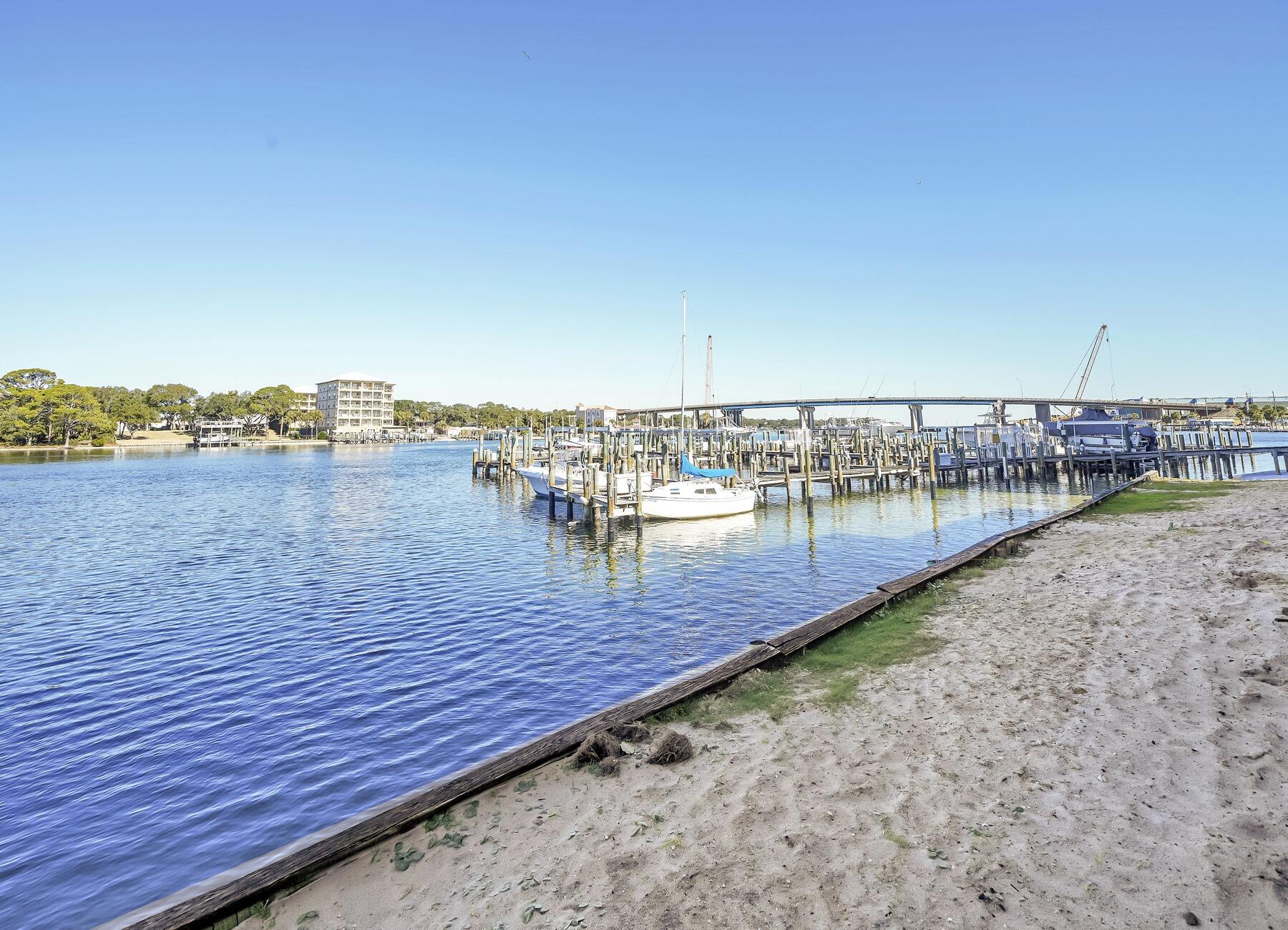 COMMODORES LANDING - Residential