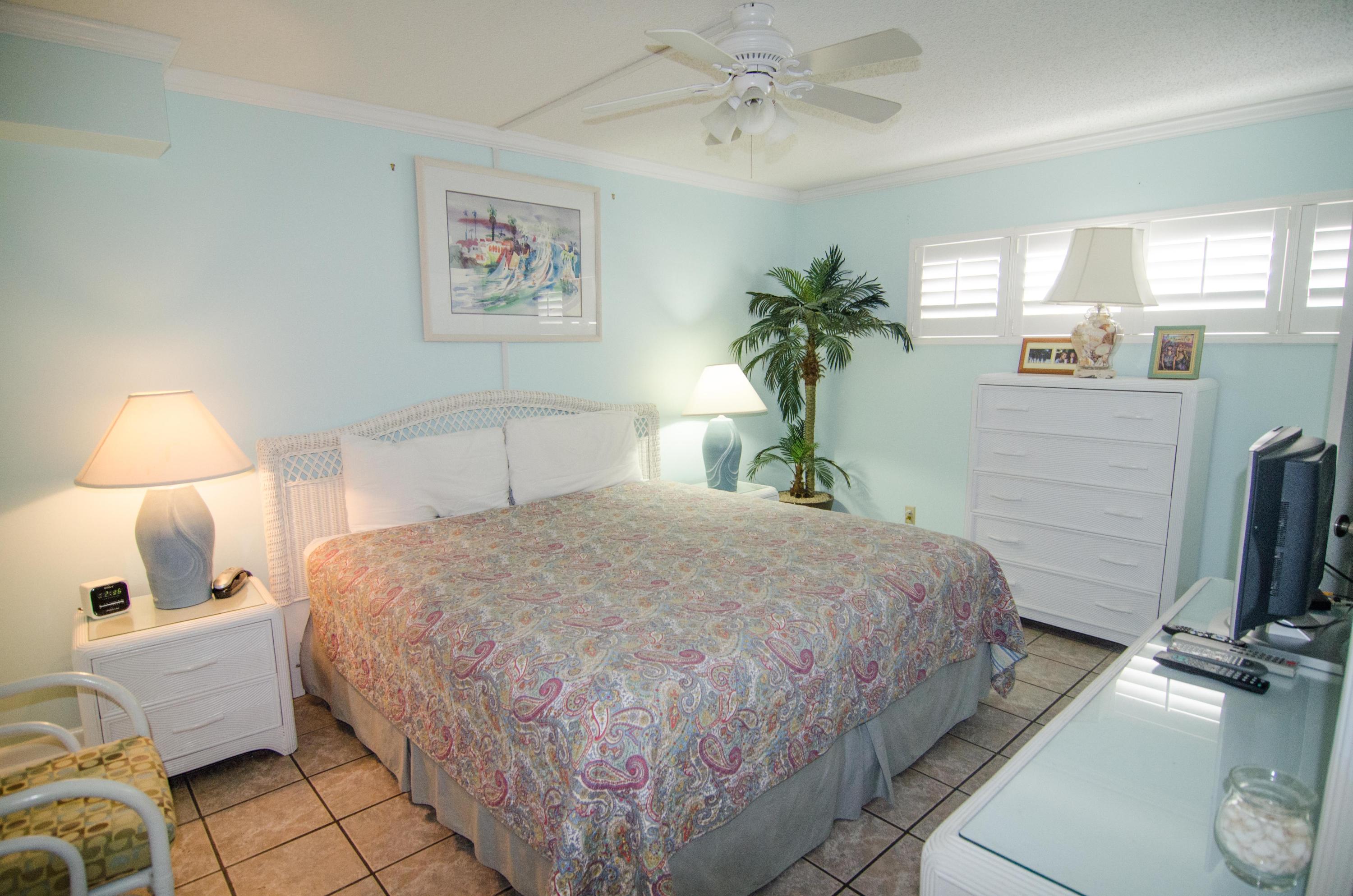 HOLIDAY SURF & RACQUET CLUB - Residential